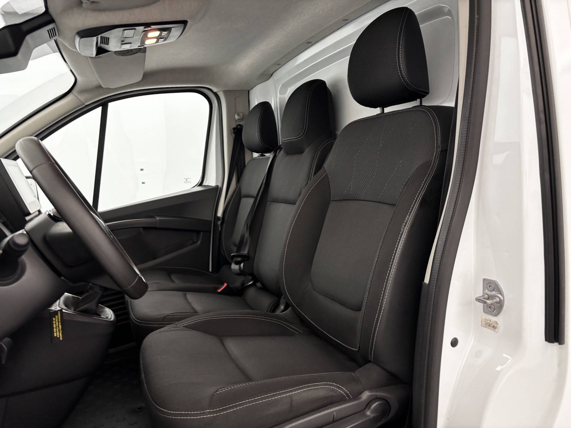 Vente en ligne Renault Trafic 3 Fourgon TRAFIC FGN L1H1 3T BLUE DCI 130 GSR2 au prix de 25 990 €