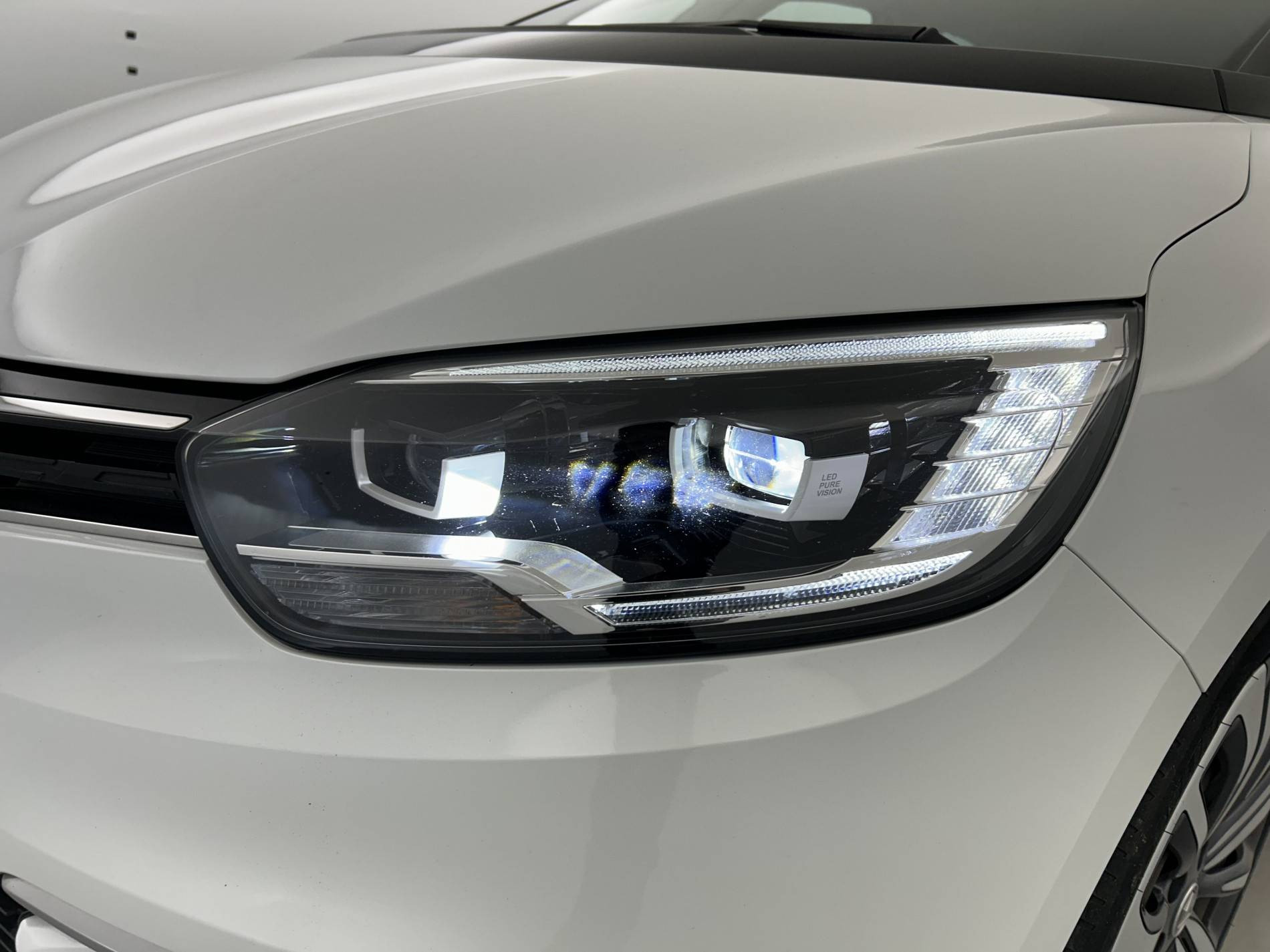 Vente en ligne Renault Grand Scenic 4 Grand Scenic TCe 140 EDC au prix de 23 990 €