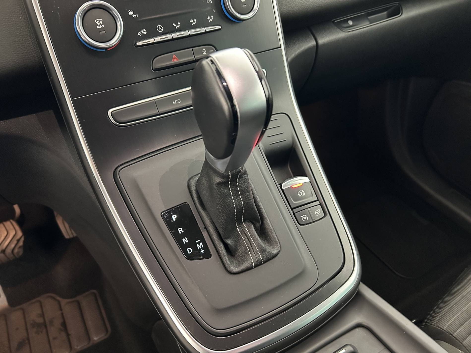 Vente en ligne Renault Grand Scenic 4 Grand Scenic TCe 140 EDC au prix de 23 990 €