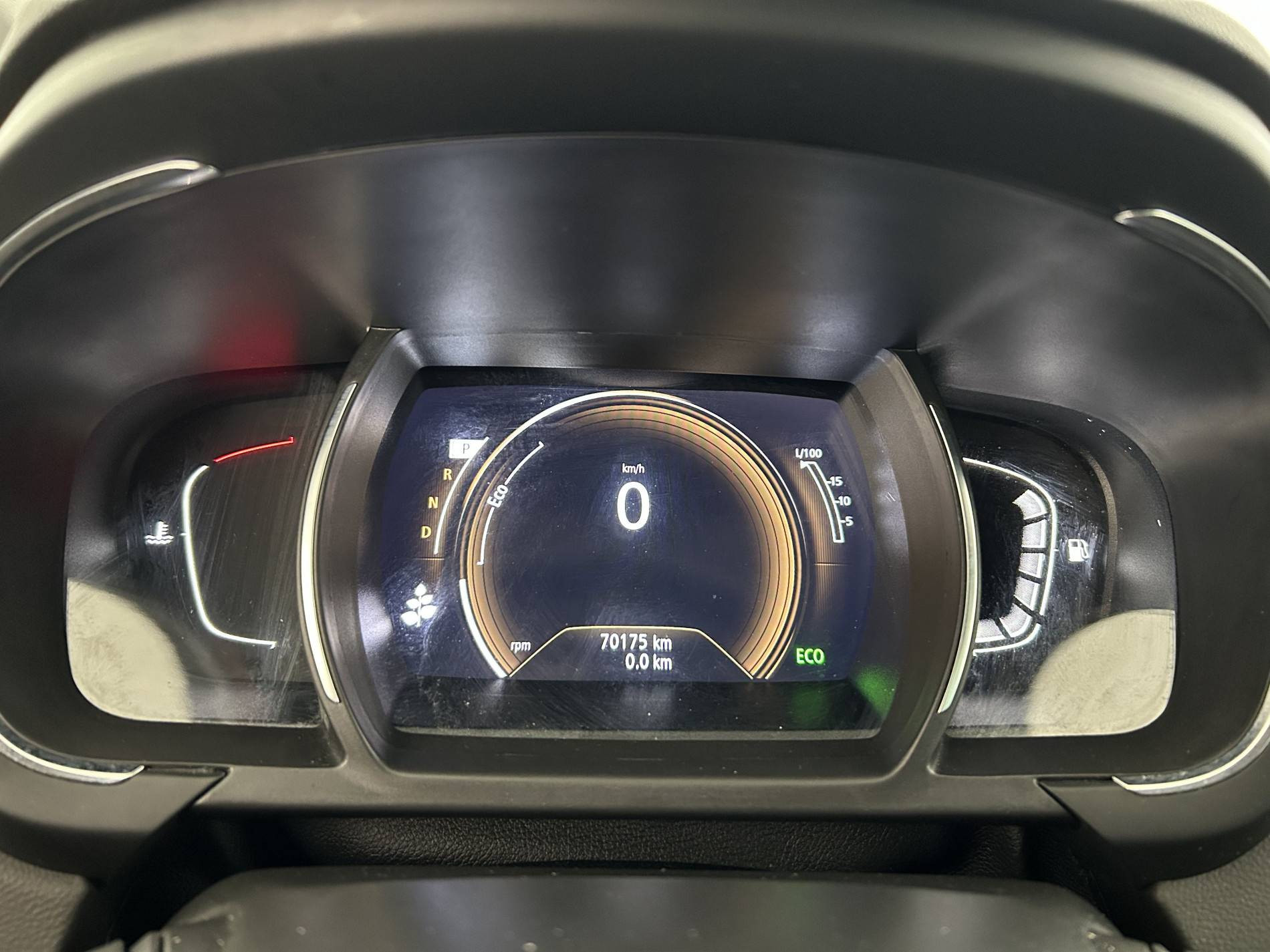 Vente en ligne Renault Grand Scenic 4 Grand Scenic TCe 140 EDC au prix de 23 990 €