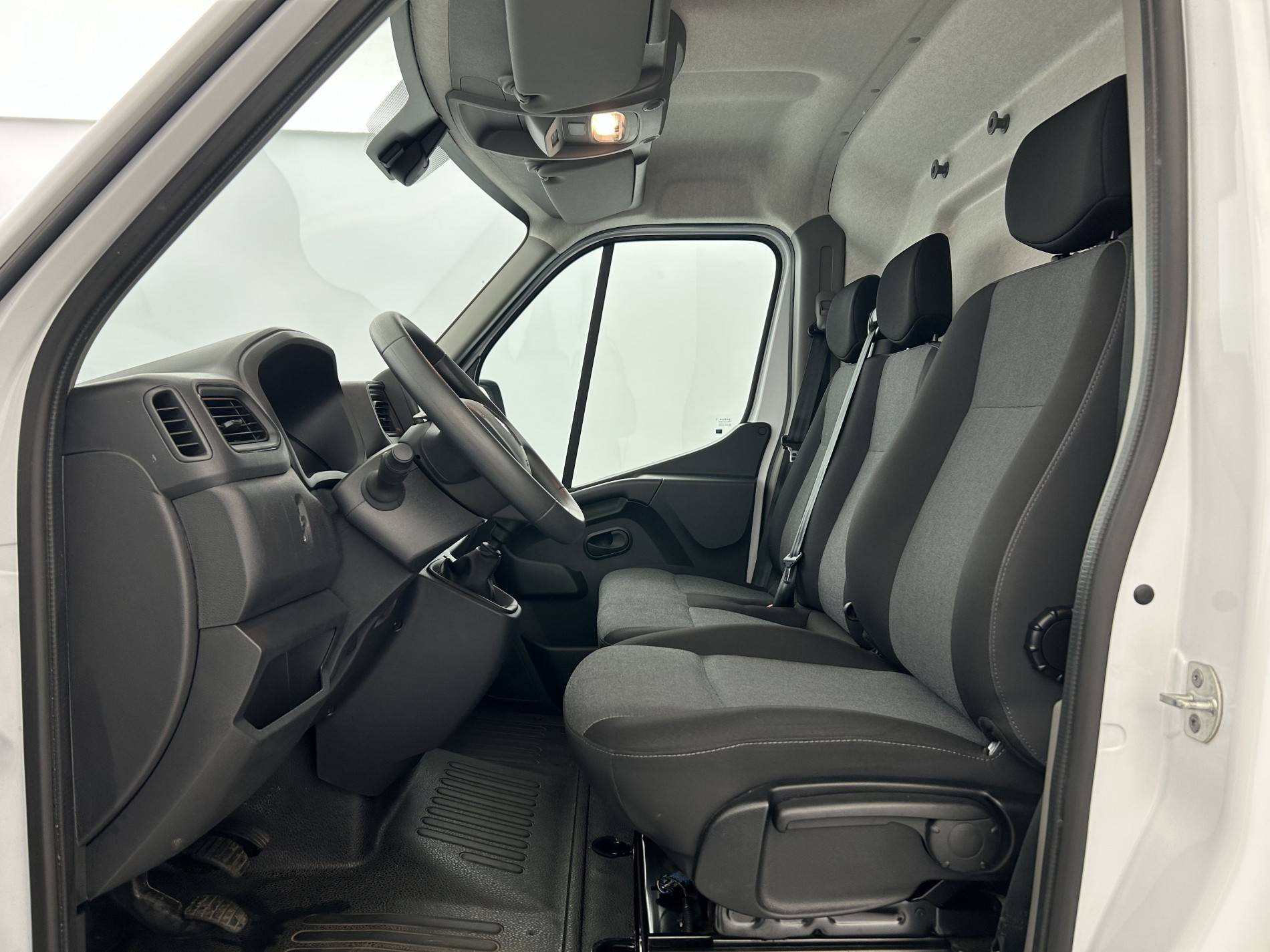 Vente en ligne Renault Master Fourgon MASTER FGN TRAC F3500 L2H2 BLUE DCI 135 au prix de 27 890 €