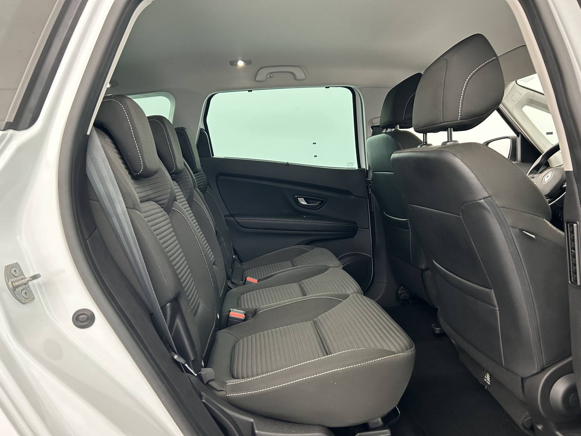 Vente en ligne Renault Grand Scenic 4 Grand Scenic TCe 140 EDC au prix de 23 990 €