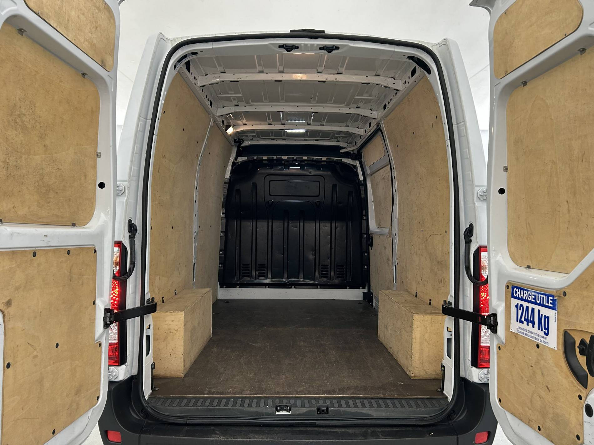 Vente en ligne Renault Master Fourgon MASTER FGN TRAC F3500 L2H2 BLUE DCI 135 au prix de 27 890 €