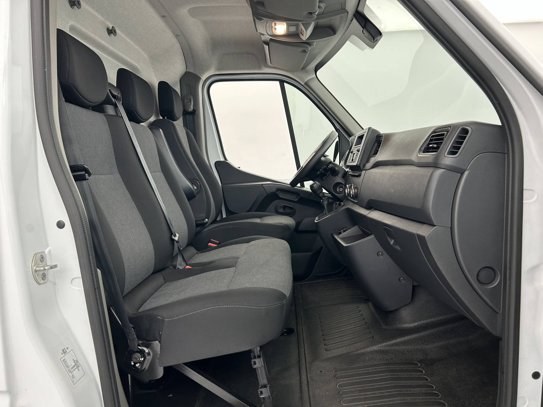 Vente en ligne Renault Master Fourgon MASTER FGN TRAC F3500 L2H2 BLUE DCI 135 au prix de 27 890 €