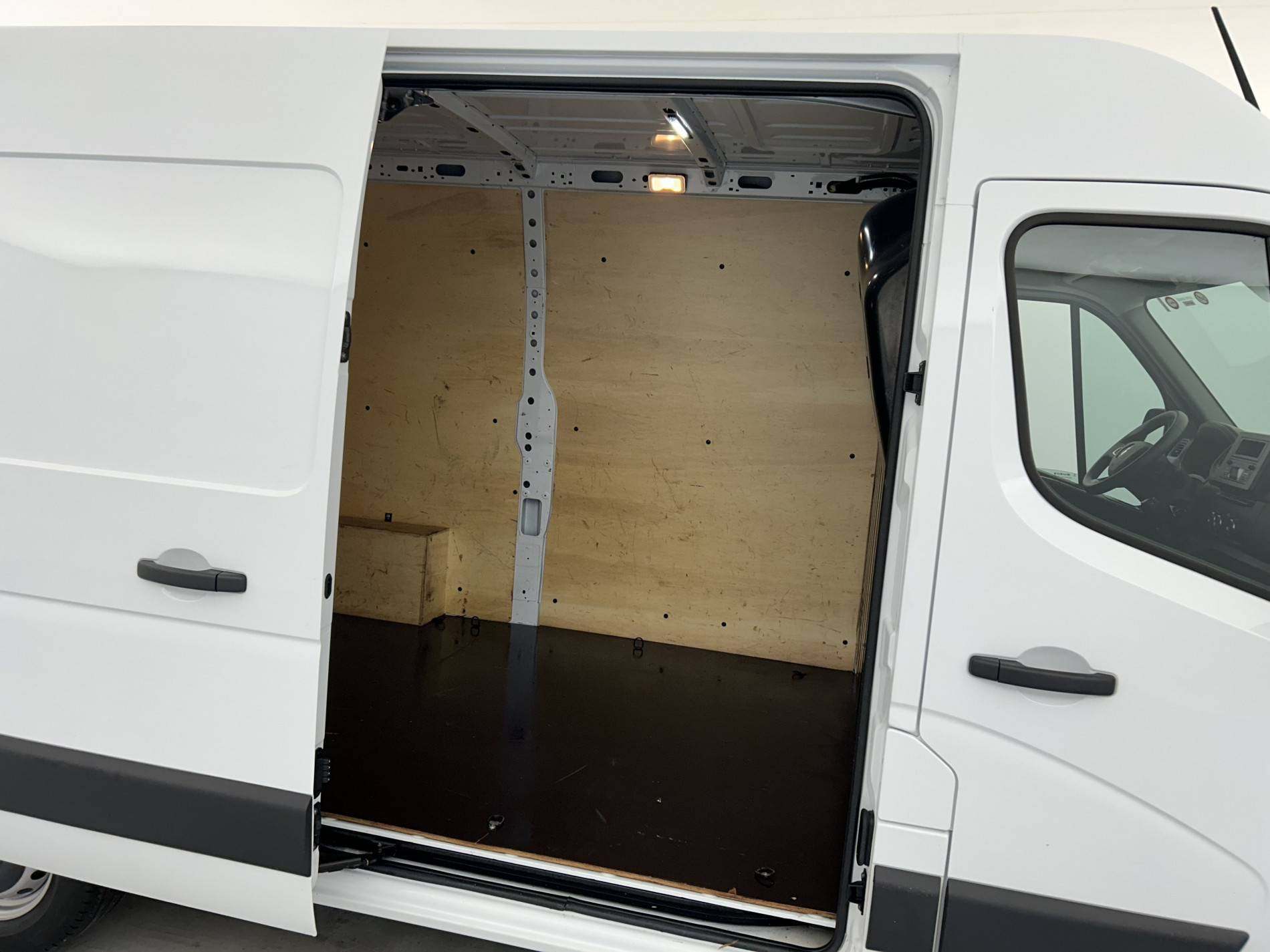 Vente en ligne Renault Master Fourgon  L2H2 BLUE DCI 135  au prix de 28 890 €