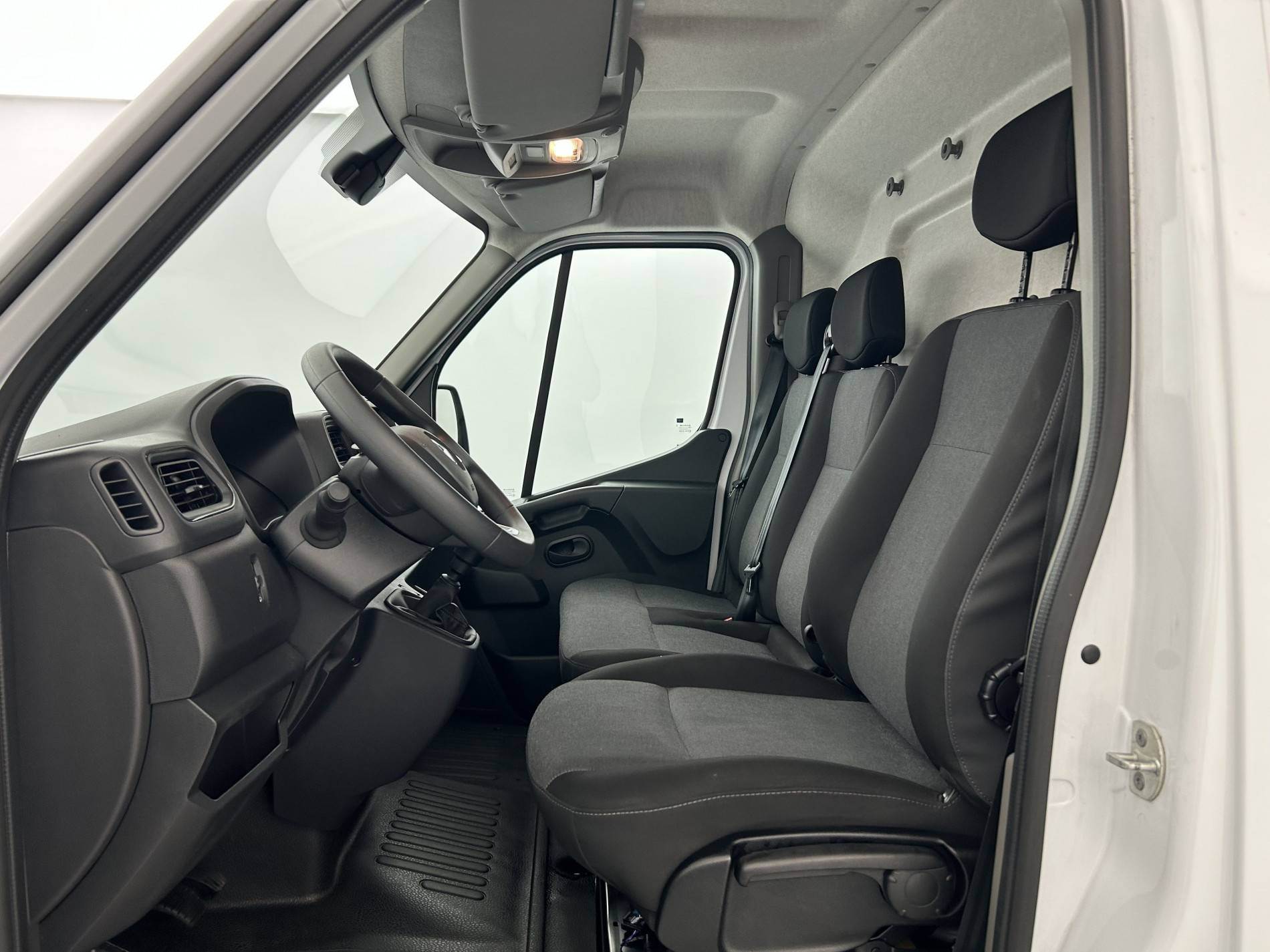 Vente en ligne Renault Master Fourgon MASTER FGN TRAC F3500 L2H2 BLUE DCI 135 au prix de 27 890 €