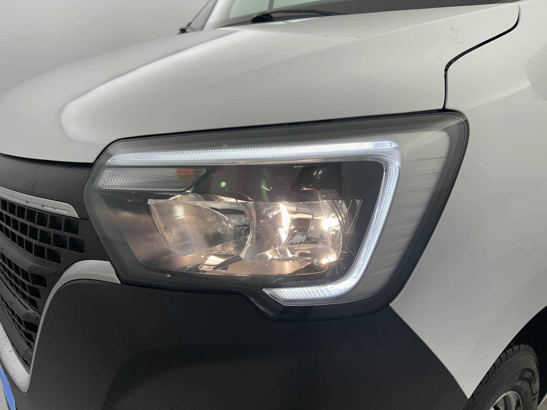 Vente en ligne Renault Master Fourgon MASTER FGN TRAC F3500 L2H2 BLUE DCI 135 au prix de 27 890 €