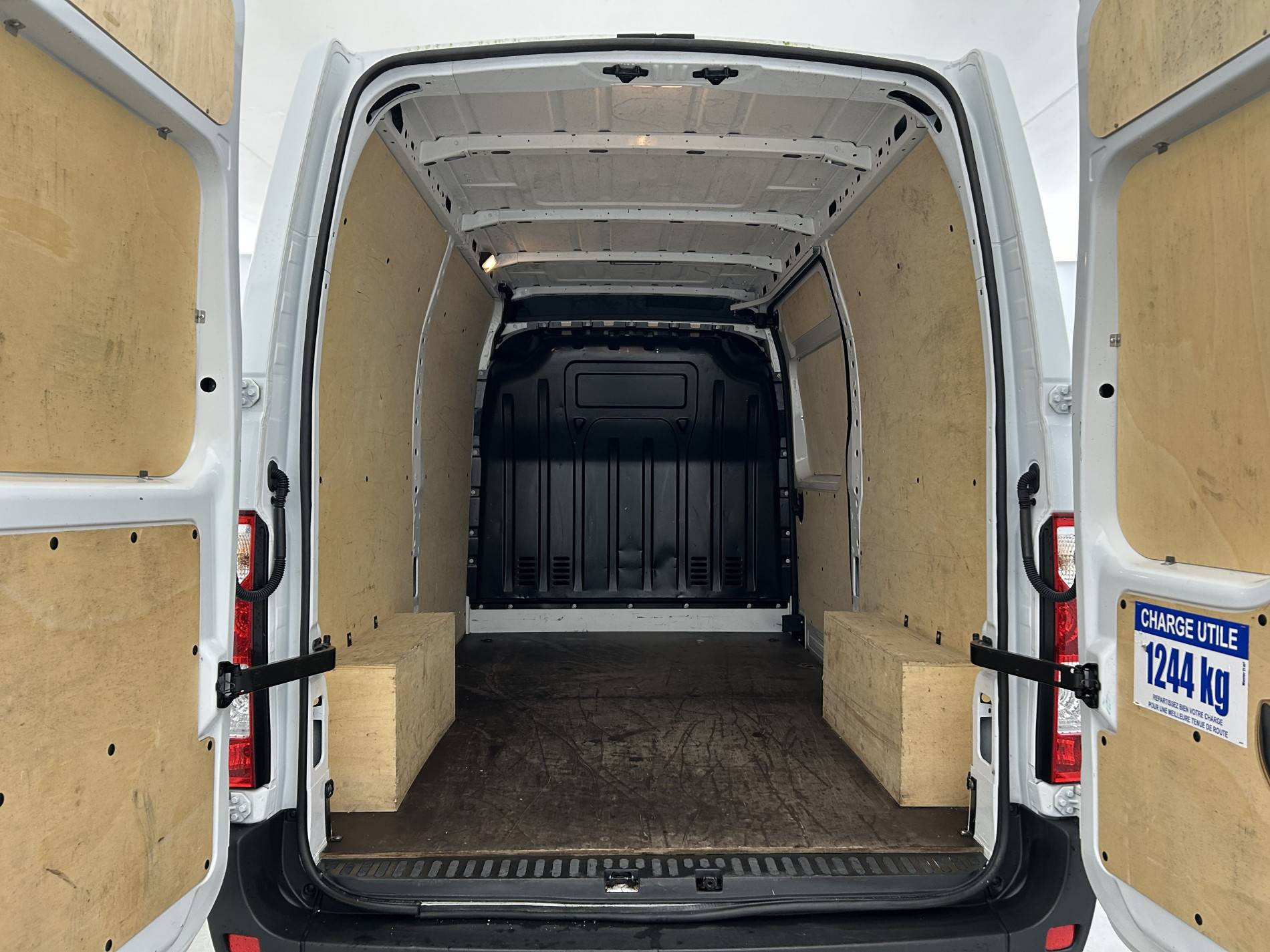 Vente en ligne Renault Master Fourgon MASTER FGN TRAC F3500 L2H2 BLUE DCI 135 au prix de 27 890 €