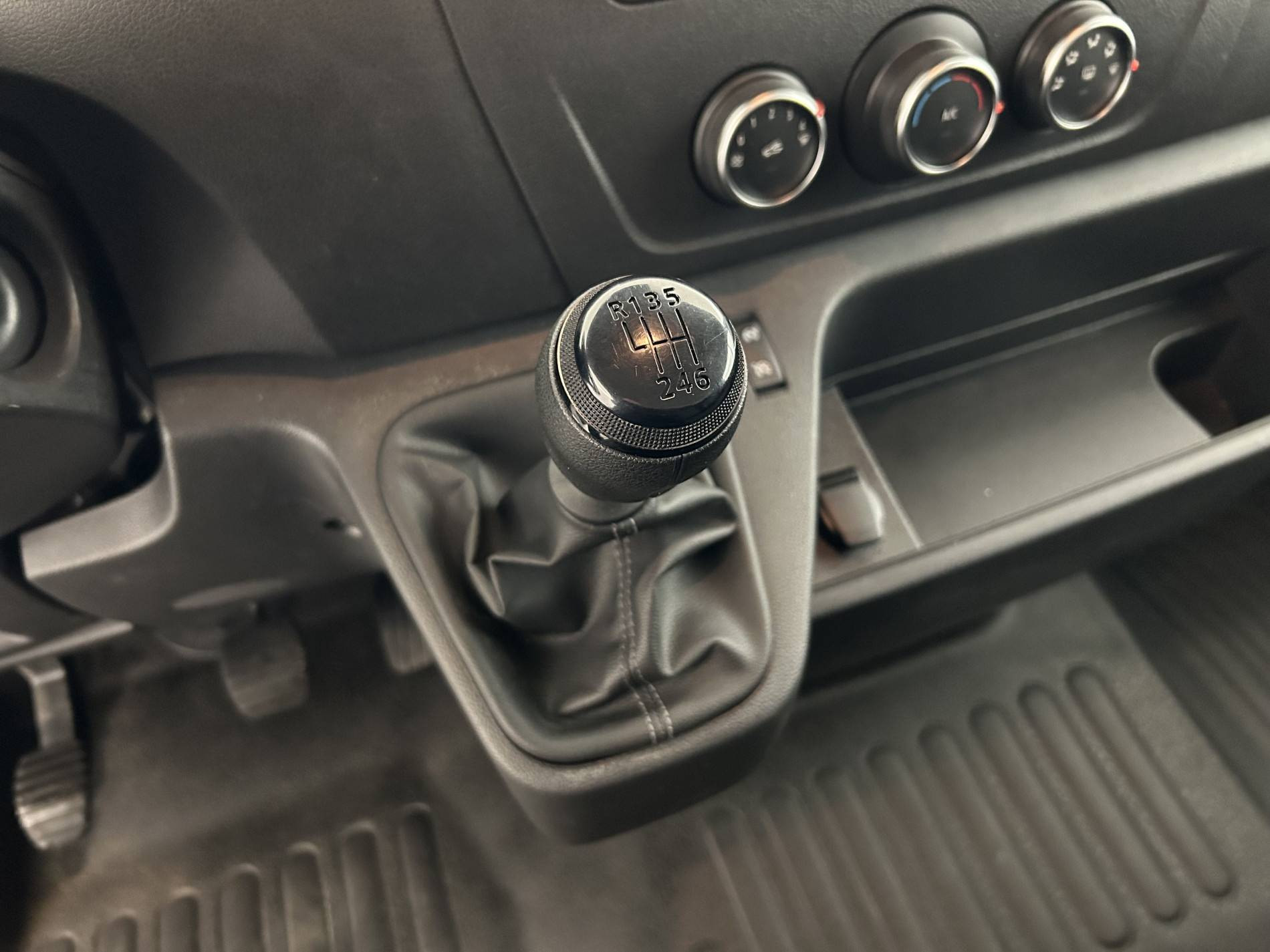 Vente en ligne Renault Master Fourgon MASTER FGN TRAC F3500 L2H2 BLUE DCI 135 au prix de 27 890 €