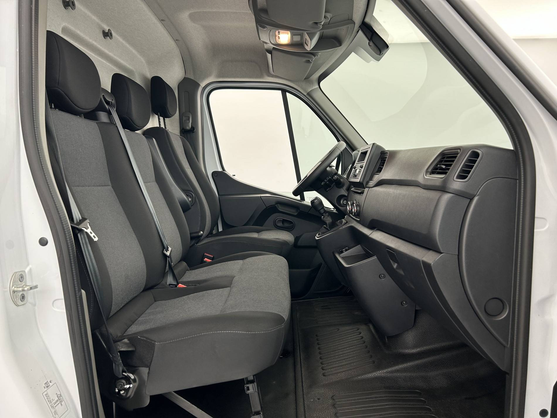 Vente en ligne Renault Master Fourgon MASTER FGN TRAC F3500 L2H2 BLUE DCI 135 au prix de 27 890 €