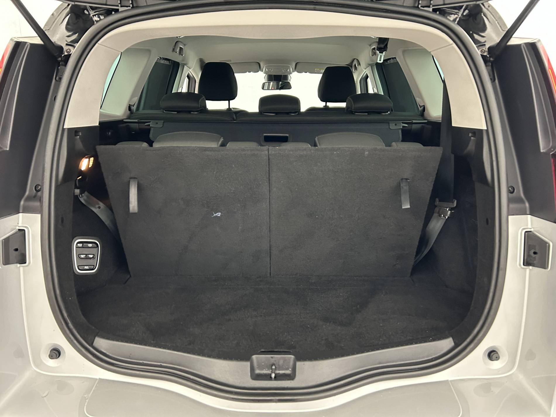 Vente en ligne Renault Grand Scenic 4 Grand Scenic TCe 140 EDC au prix de 23 990 €