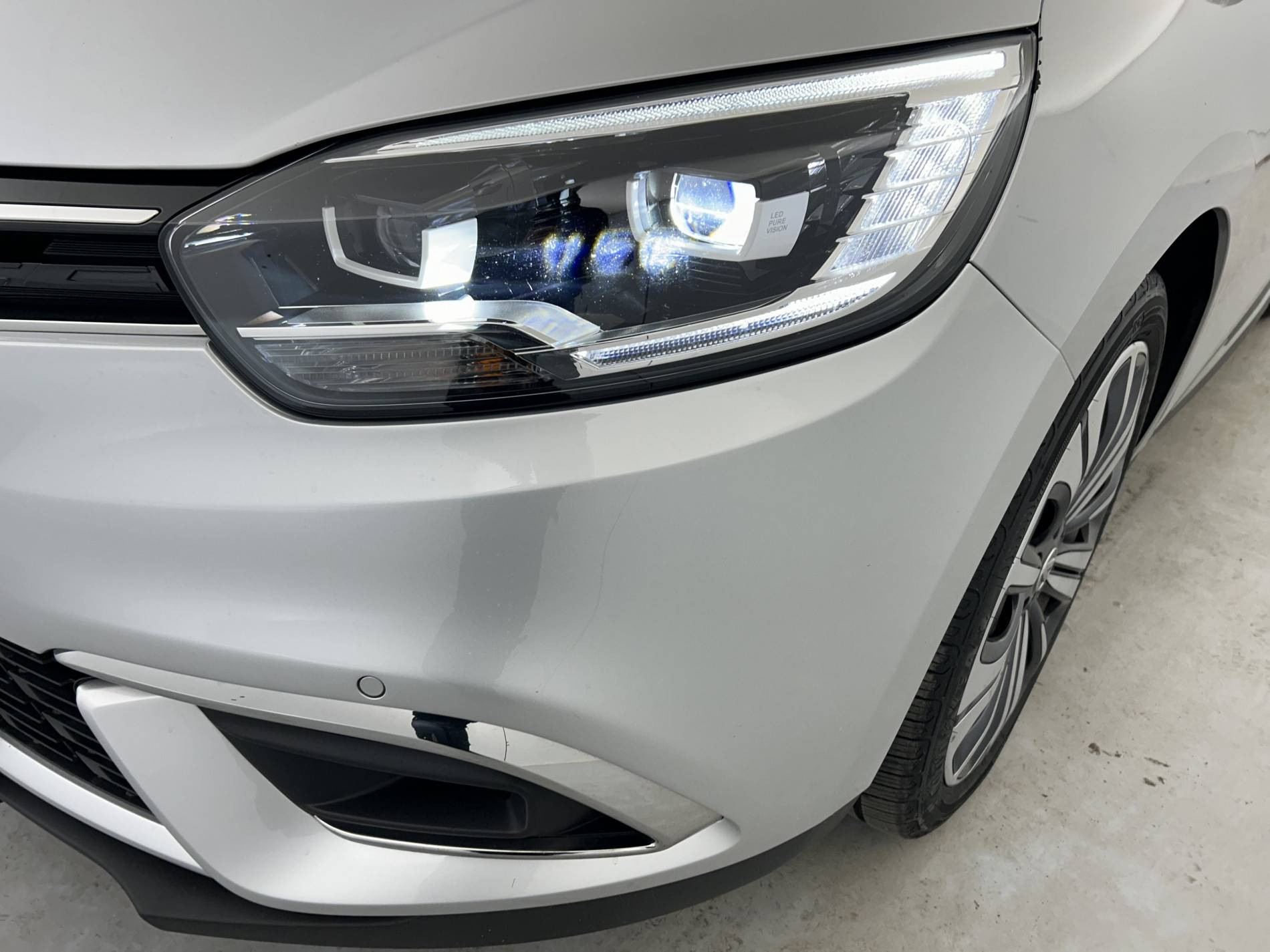 Vente en ligne Renault Grand Scenic 4 Grand Scenic TCe 140 EDC au prix de 23 990 €