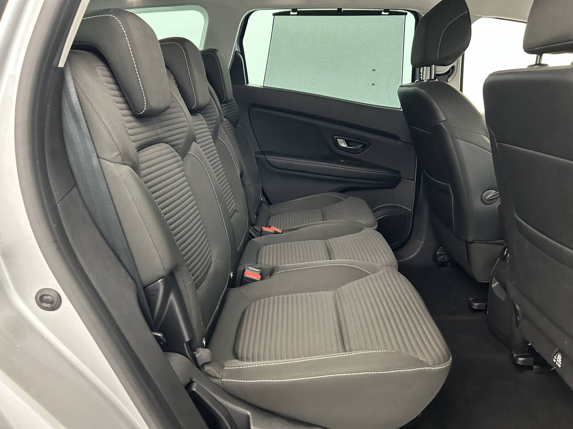 Vente en ligne Renault Grand Scenic 4 Grand Scenic TCe 140 EDC au prix de 23 990 €