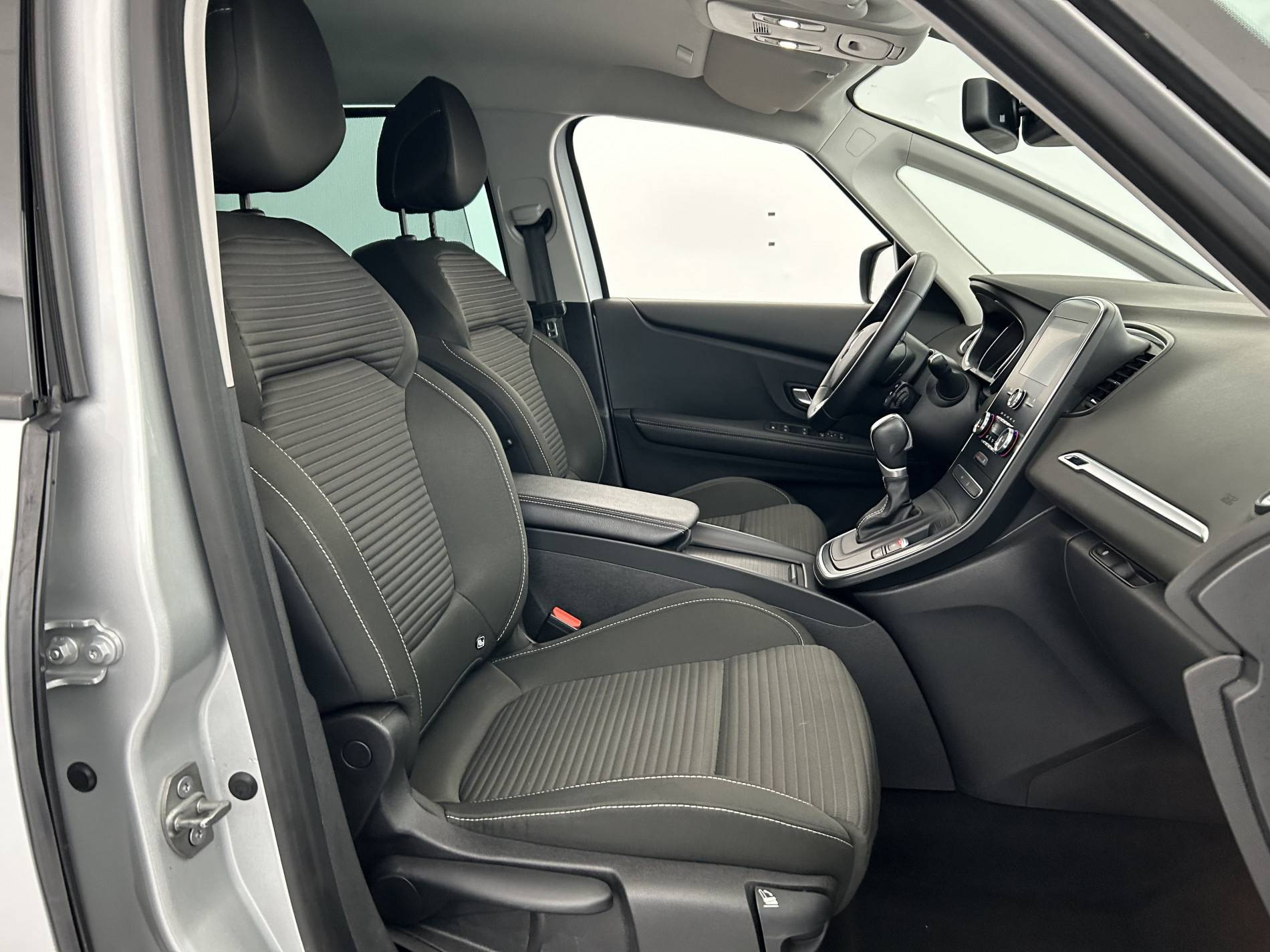 Vente en ligne Renault Grand Scenic 4 Grand Scenic TCe 140 EDC au prix de 23 990 €