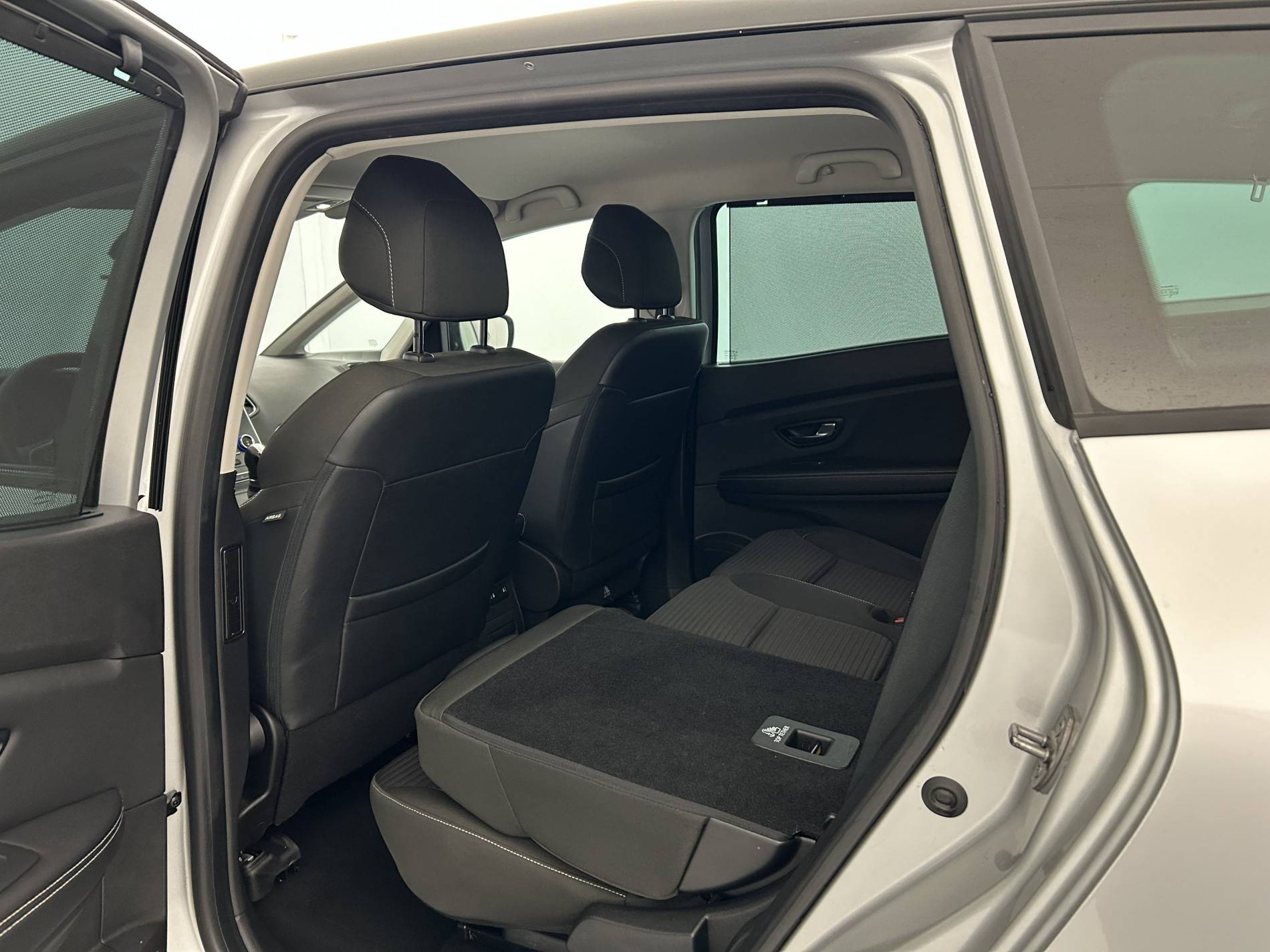 Vente en ligne Renault Grand Scenic 4 Grand Scenic TCe 140 EDC au prix de 23 990 €