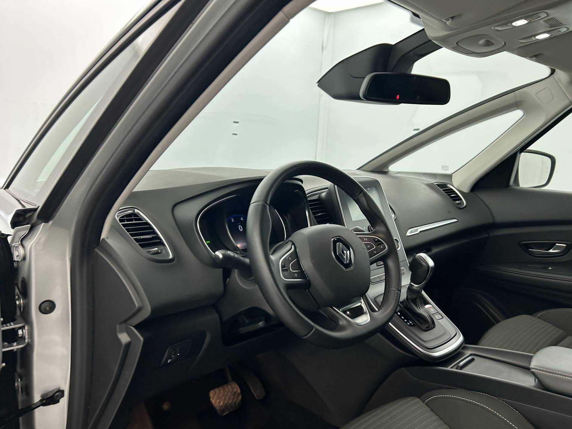 Vente en ligne Renault Grand Scenic 4 Grand Scenic TCe 140 EDC au prix de 23 990 €