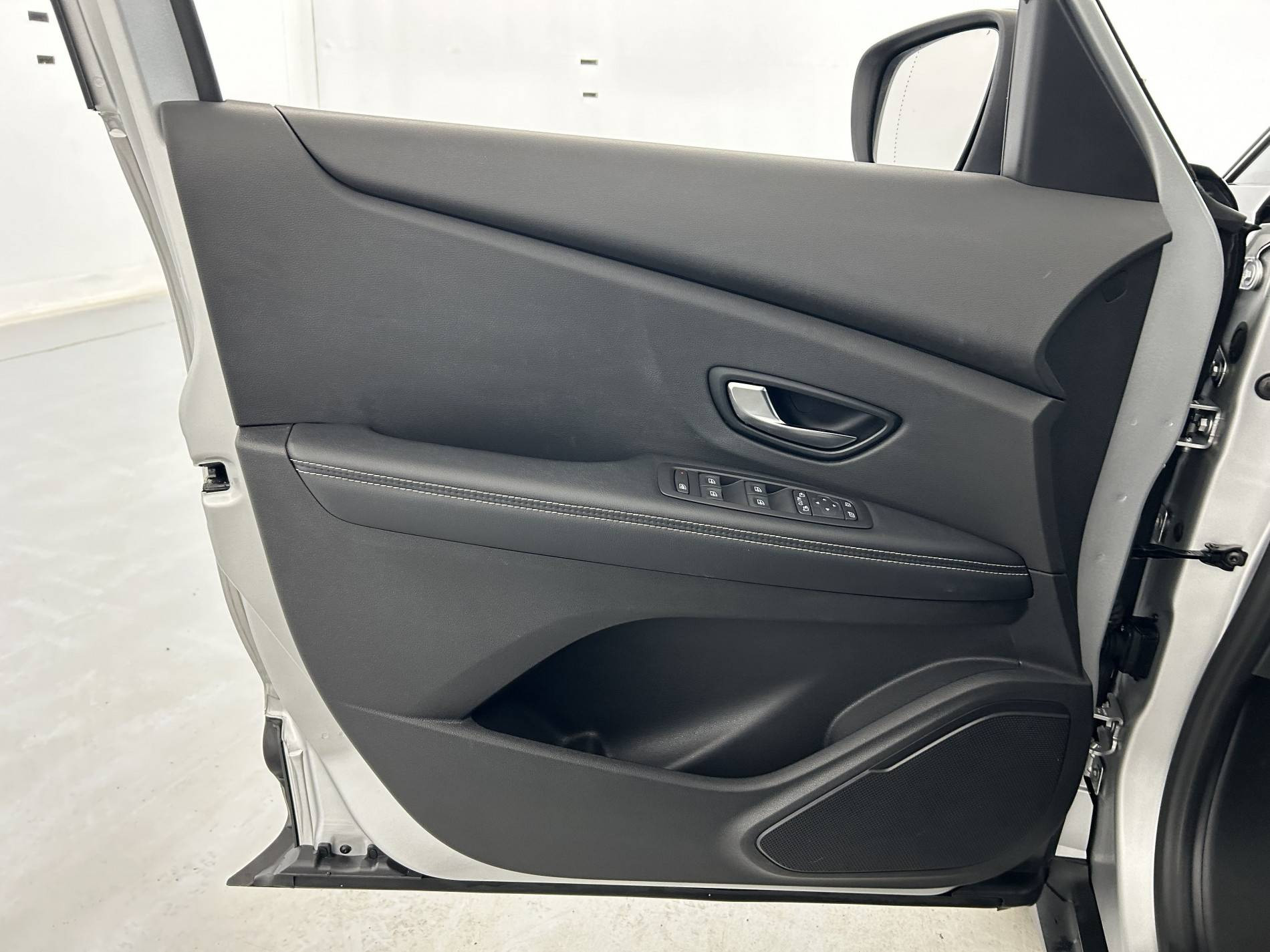 Vente en ligne Renault Grand Scenic 4 Grand Scenic TCe 140 EDC au prix de 23 990 €