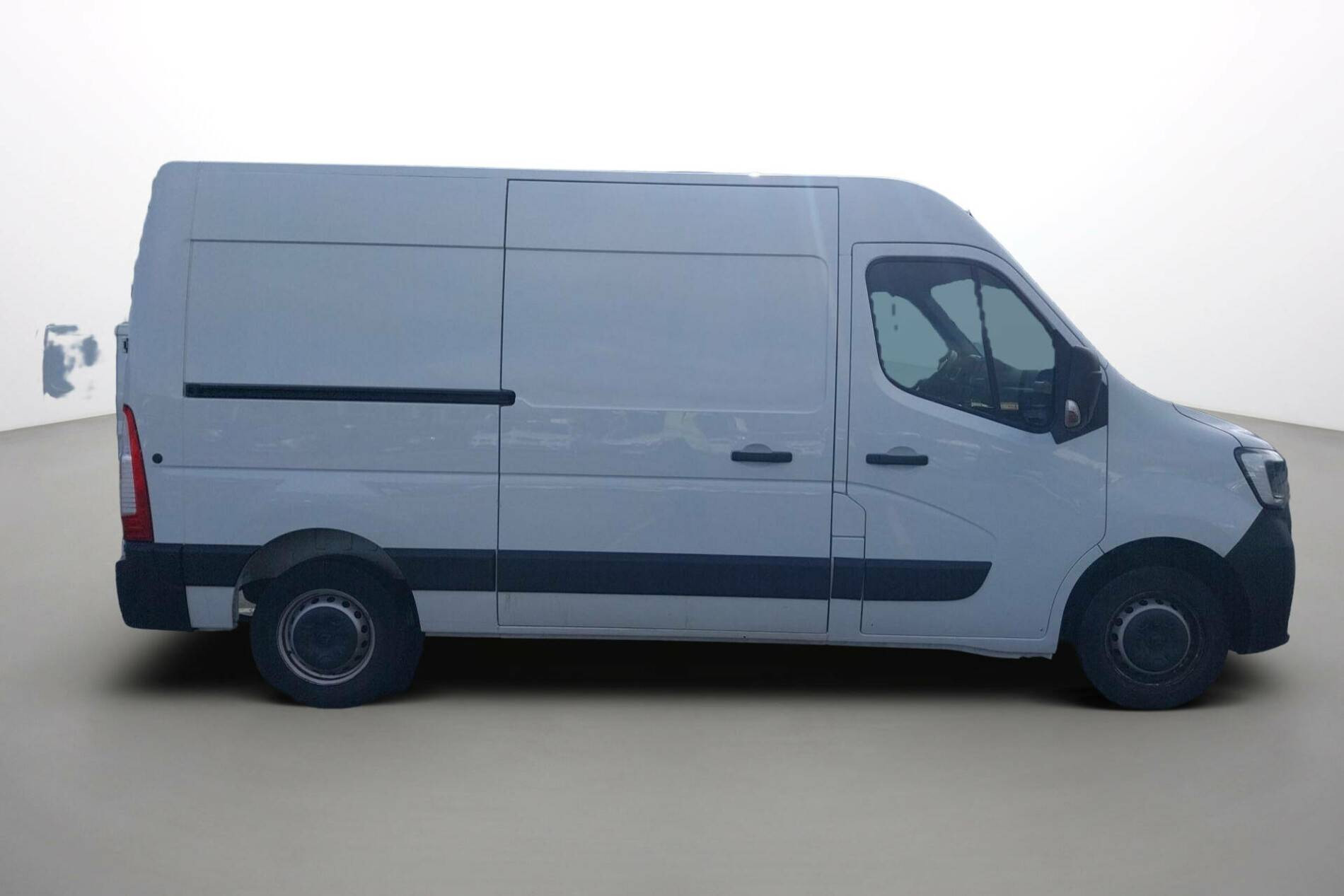 Vente en ligne Renault Master Fourgon MASTER FGN TRAC F3300 L2H2 BLUE DCI 135 au prix de 22 890 €
