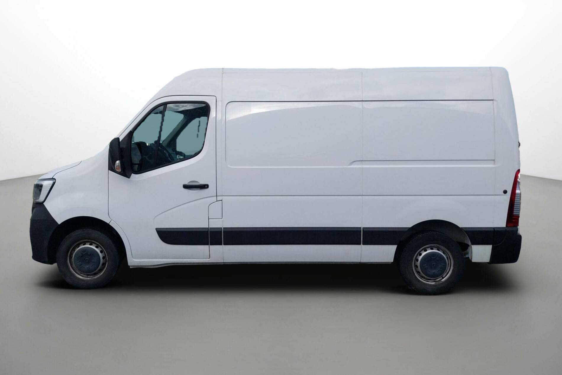 Vente en ligne Renault Master Fourgon MASTER FGN TRAC F3300 L2H2 BLUE DCI 135 au prix de 22 890 €