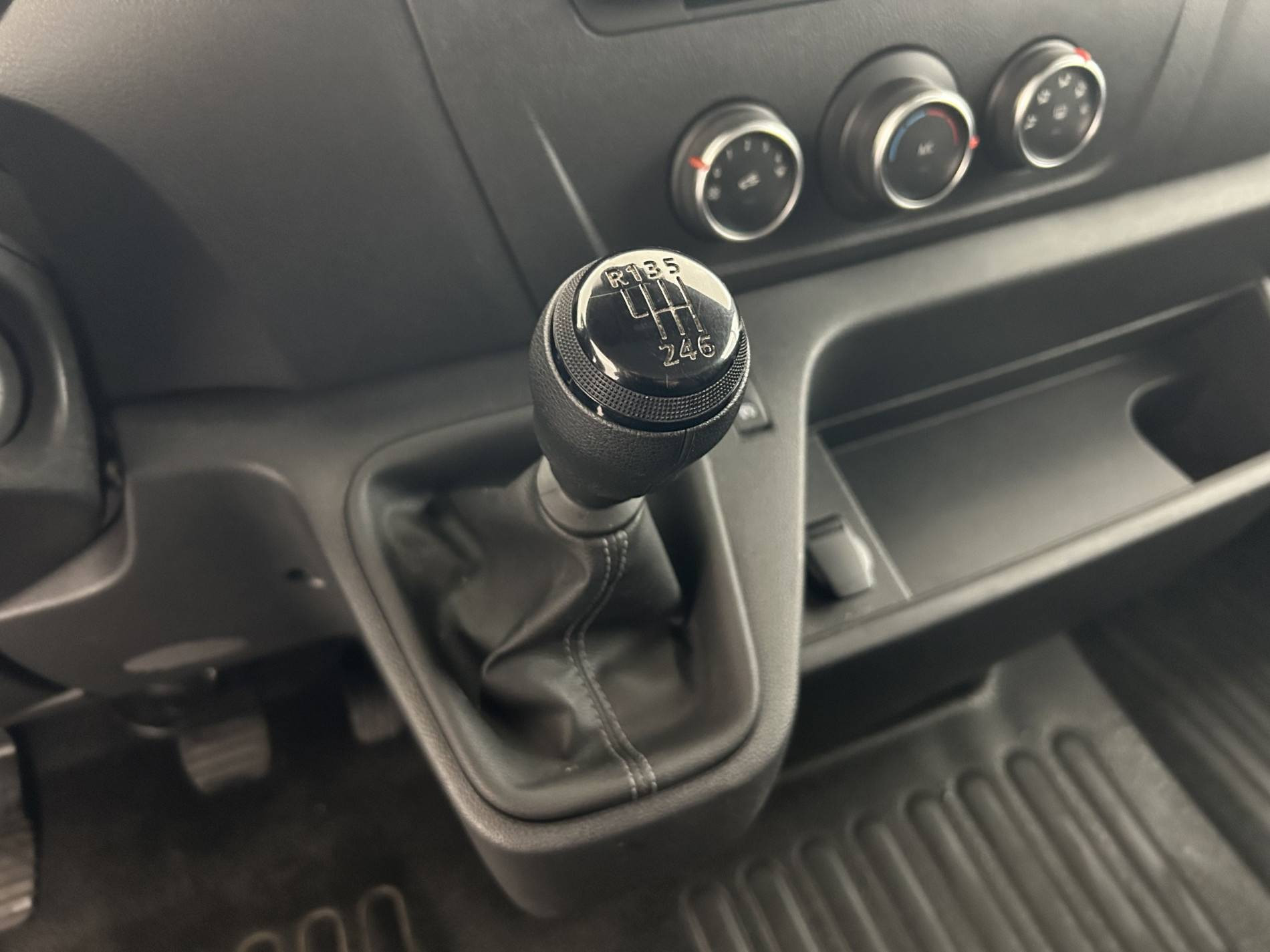 Vente en ligne Renault Master Fourgon MASTER FGN TRAC F3500 L2H2 BLUE DCI 135 au prix de 27 990 €