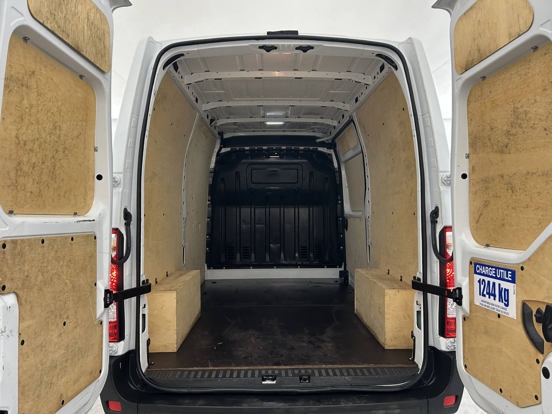 Vente en ligne Renault Master Fourgon MASTER FGN TRAC F3500 L2H2 BLUE DCI 135 au prix de 27 990 €