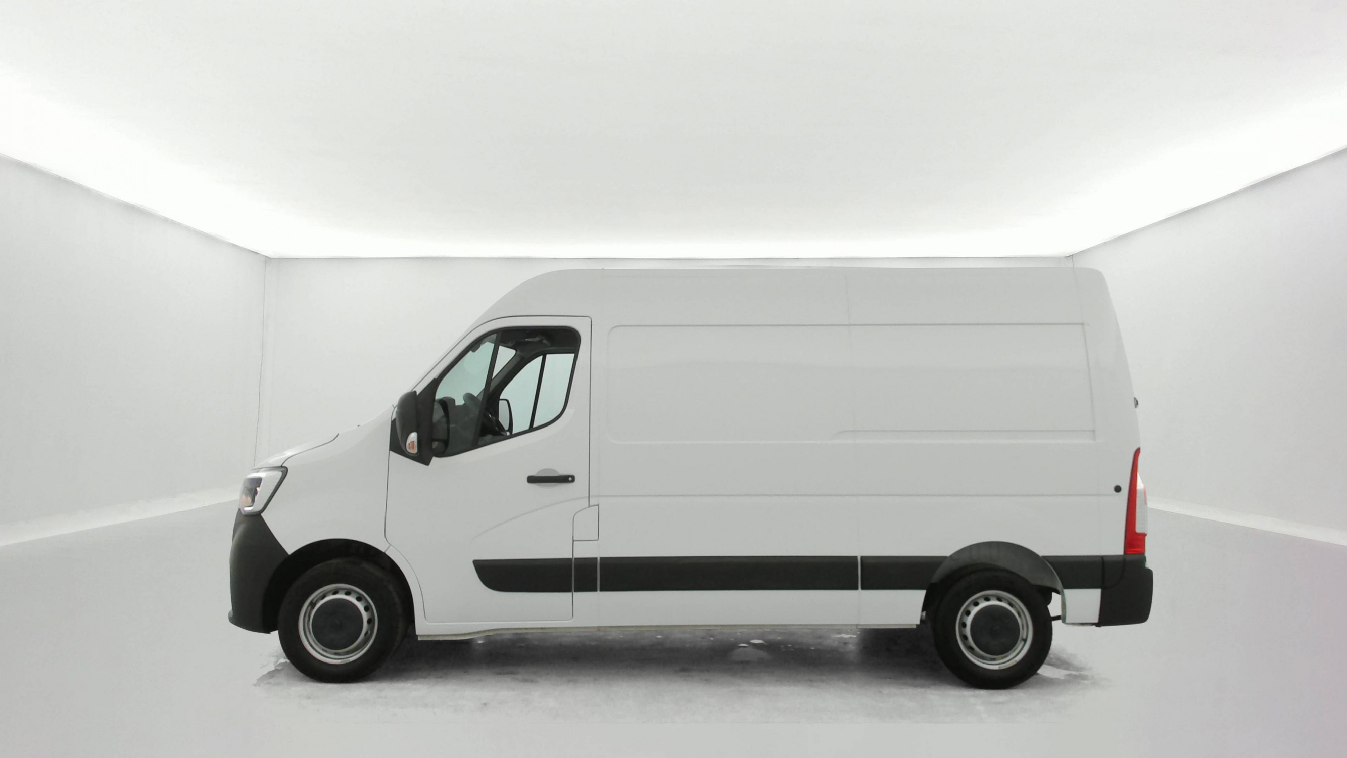 Vente en ligne Renault Master Fourgon MASTER FGN TRAC F3500 L2H2 BLUE DCI 135 au prix de 27 990 €