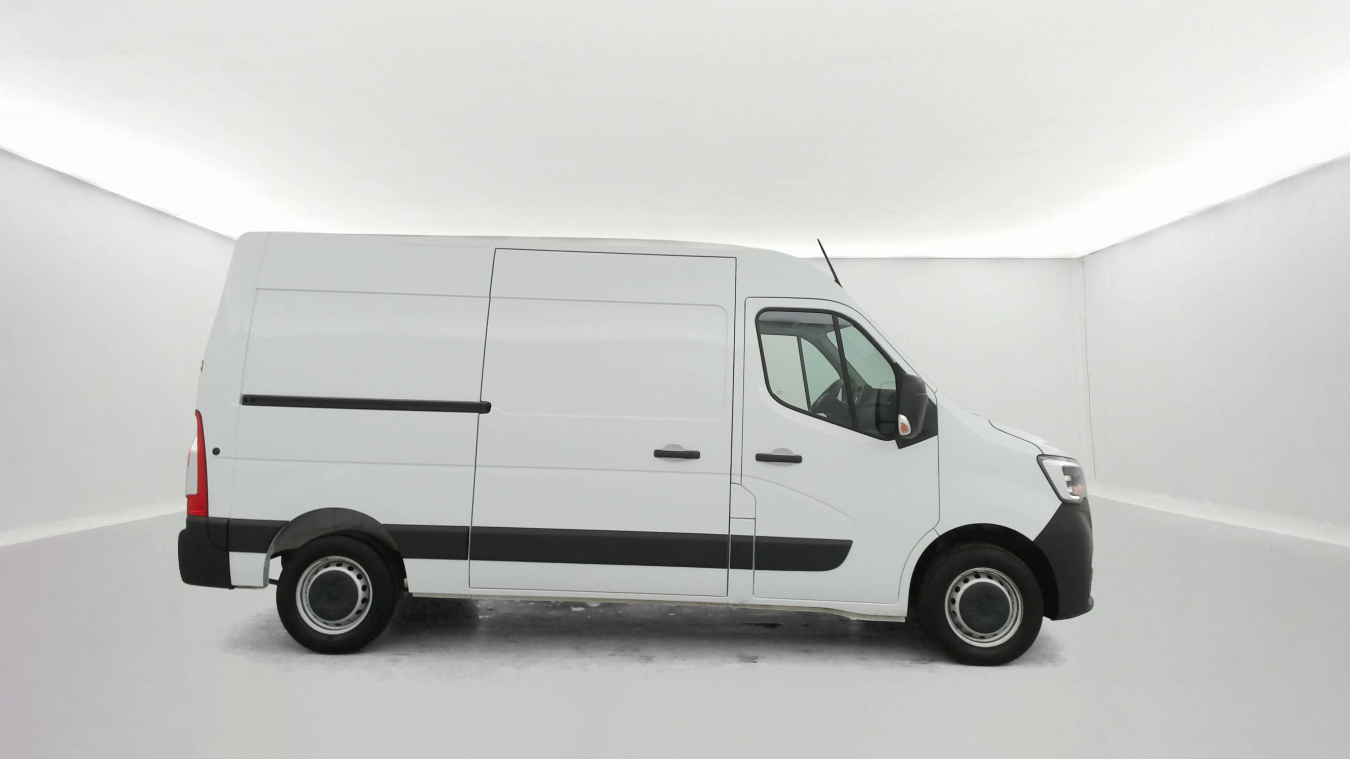 Vente en ligne Renault Master Fourgon MASTER FGN TRAC F3500 L2H2 BLUE DCI 135 au prix de 27 990 €