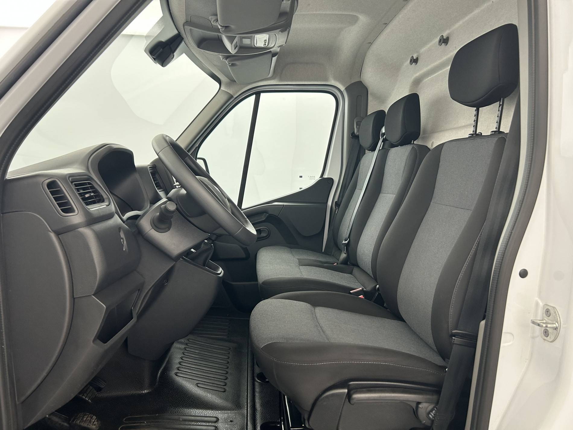 Vente en ligne Renault Master Fourgon MASTER FGN TRAC F3500 L2H2 BLUE DCI 135 au prix de 27 990 €