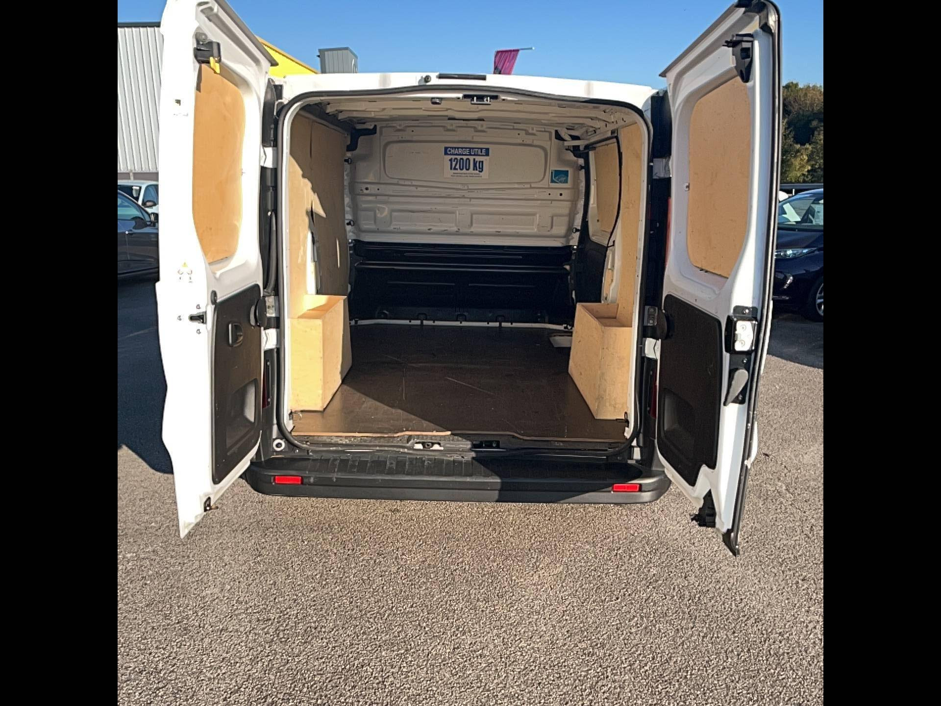 Vente en ligne Renault Trafic 3 Fourgon TRAFIC FGN L1H1 3T BLUE DCI 130 GSR2 au prix de 26 990 €