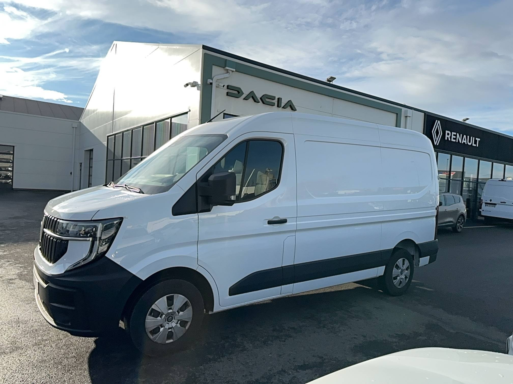 Vente en ligne Renault Master Fourgon MASTER FGN TRAC 3T5 L2H2 BLUE DCI 150 AUTO au prix de 36 990 €