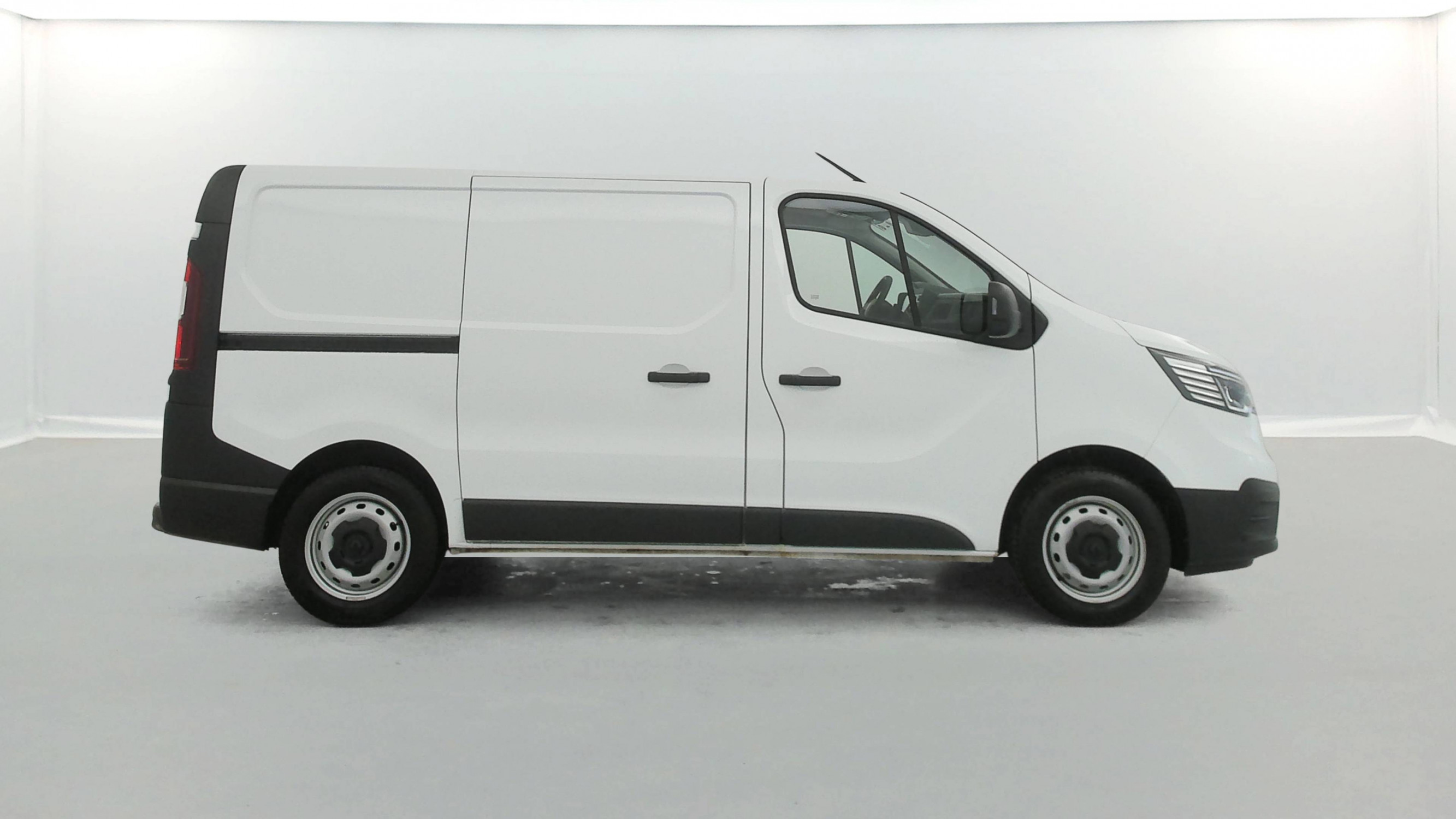 Vente en ligne Renault Trafic 3 Fourgon TRAFIC FGN L1H1 3T BLUE DCI 130 GSR2 au prix de 25 200 €