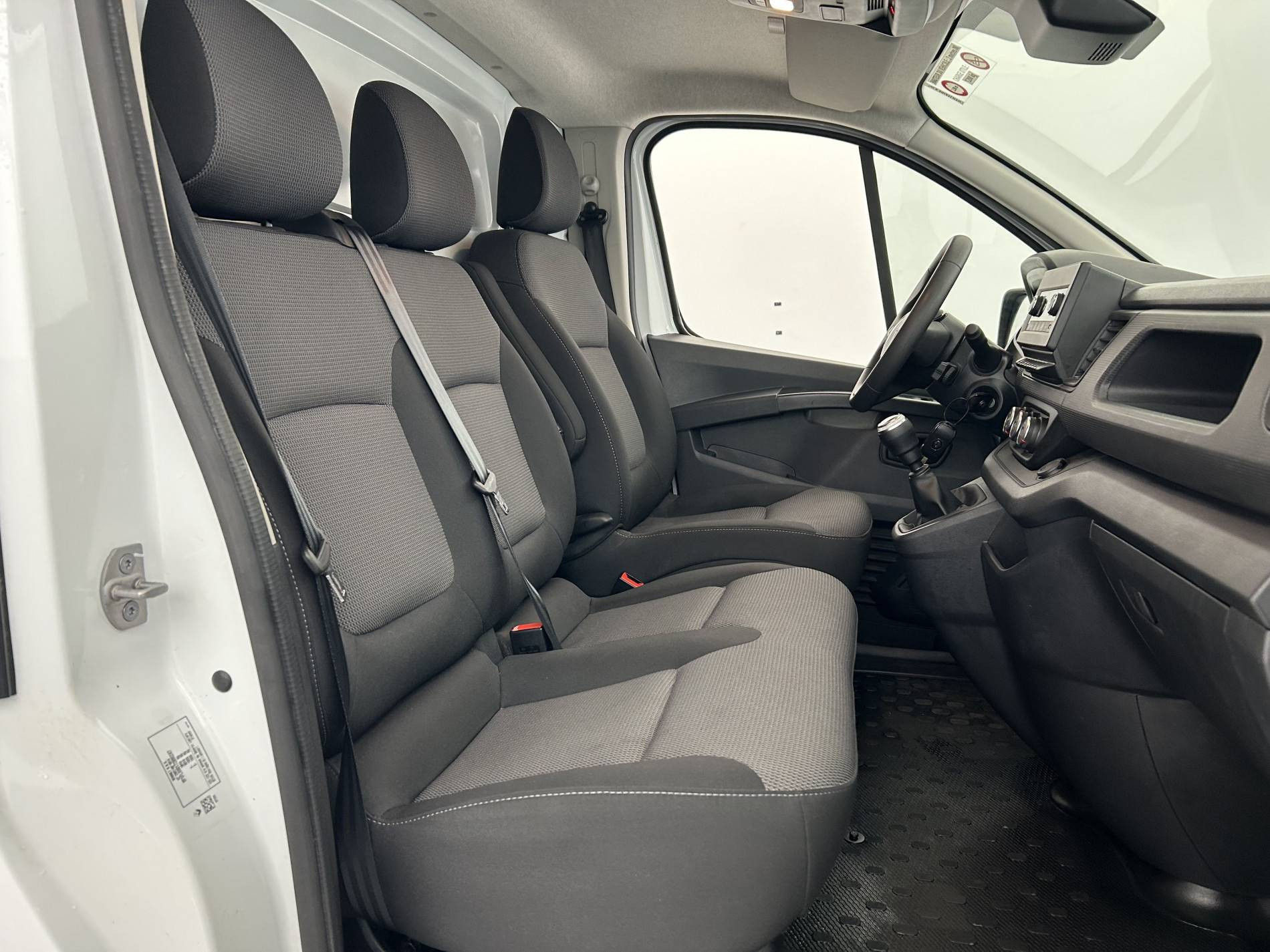 Vente en ligne Renault Trafic 3 Fourgon TRAFIC FGN L1H1 3T BLUE DCI 130 GSR2 au prix de 25 200 €