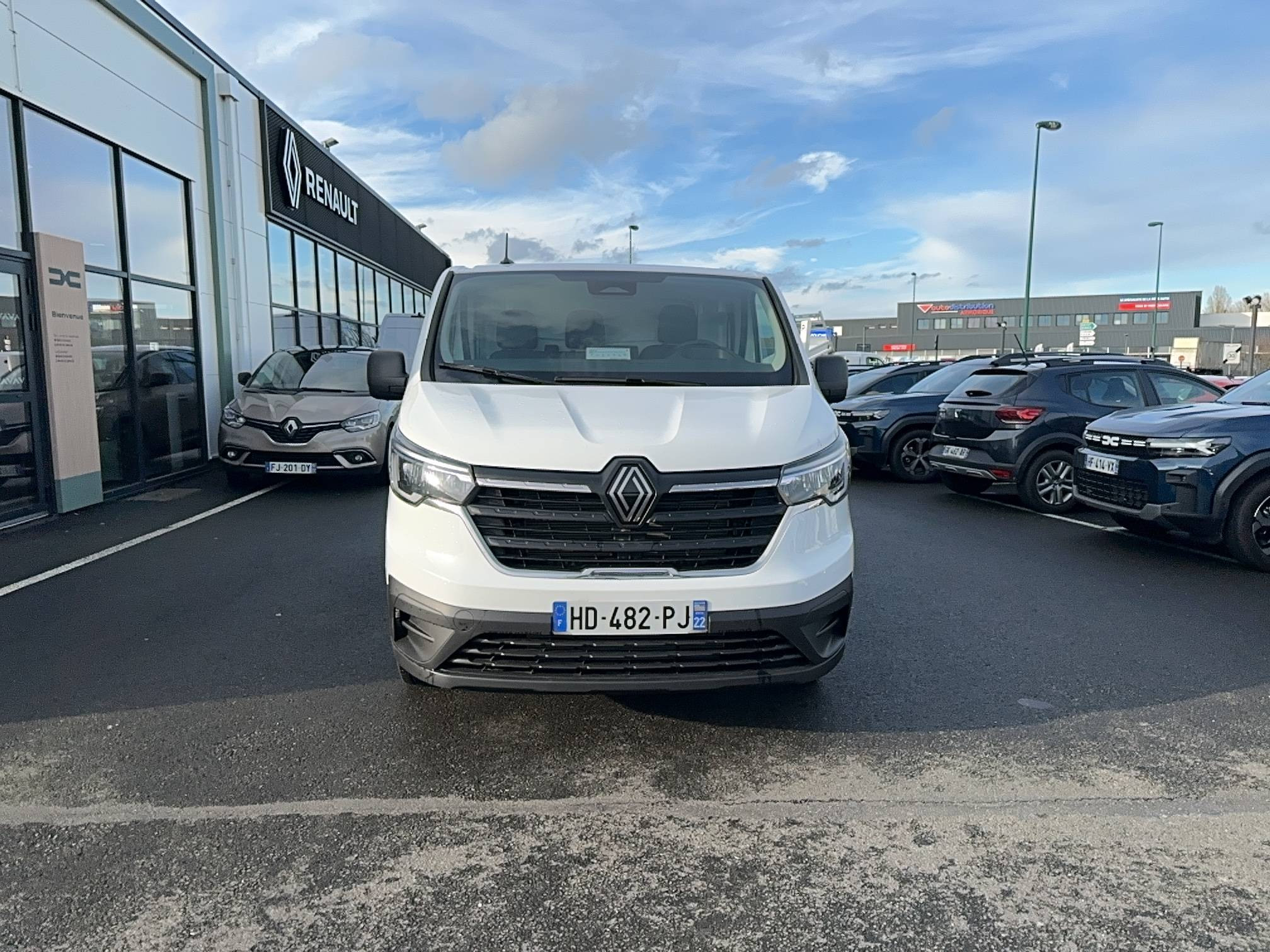 Vente en ligne Renault Trafic 3 Fourgon TRAFIC FGN L1H1 2T8 BLUE DCI 130 GSR2 au prix de 28 990 €