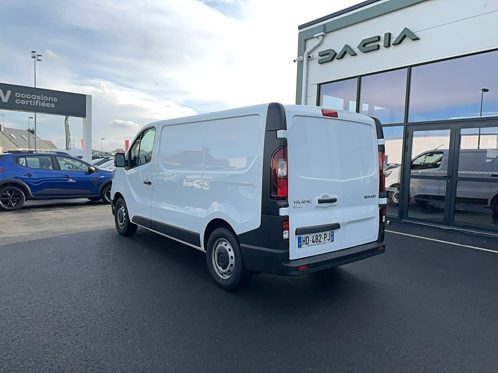 Vente en ligne Renault Trafic 3 Fourgon TRAFIC FGN L1H1 2T8 BLUE DCI 130 GSR2 au prix de 28 990 €