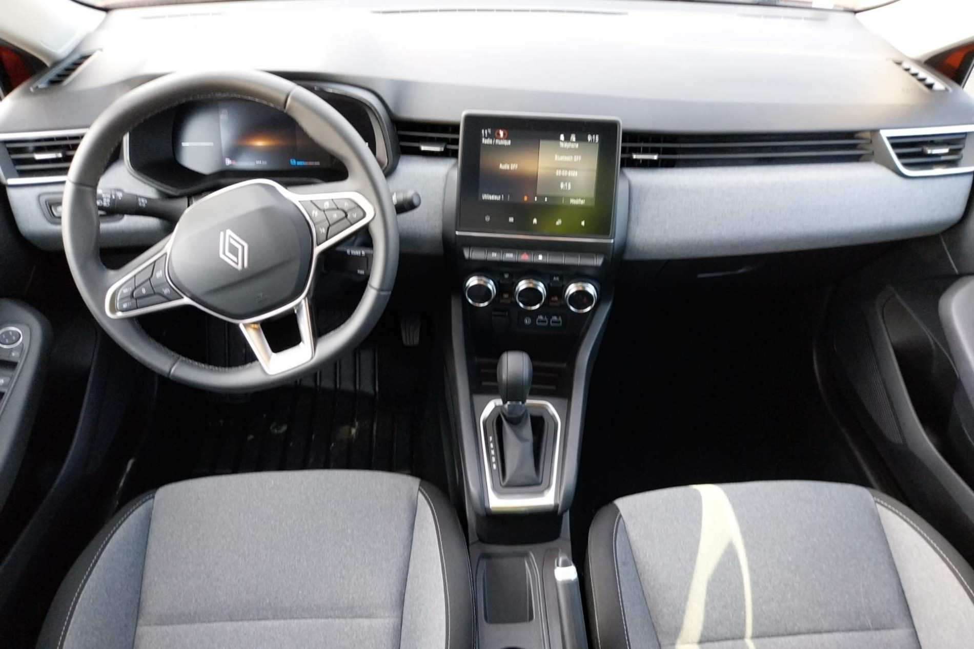 Vente en ligne Renault Clio 5 Clio E-Tech full hybrid 145 au prix de 19 900 €