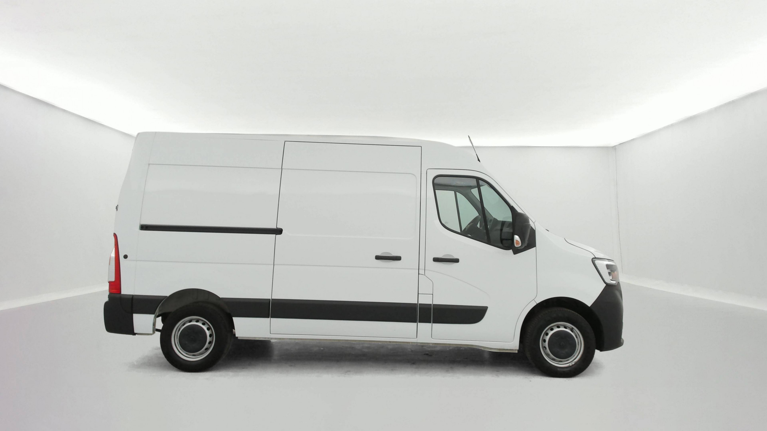 Vente en ligne Renault Master Fourgon MASTER FGN TRAC F3500 L2H2 BLUE DCI 135 au prix de 25 920 €