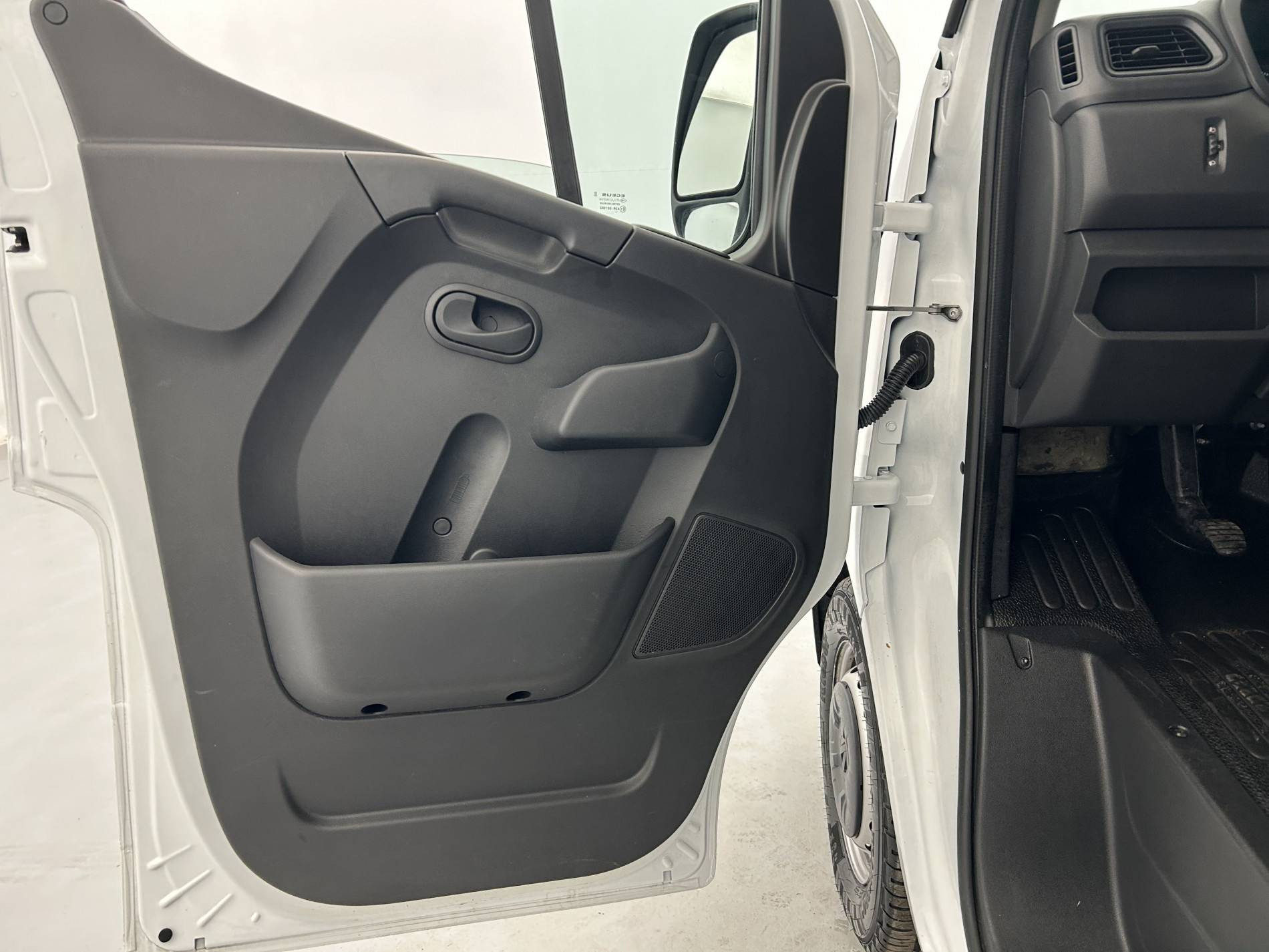 Vente en ligne Renault Master Fourgon MASTER FGN TRAC F3500 L2H2 BLUE DCI 135 au prix de 25 920 €