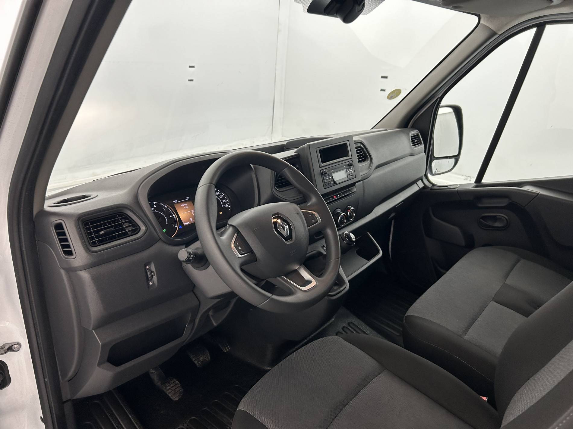 Vente en ligne Renault Master Fourgon MASTER FGN TRAC F3500 L2H2 BLUE DCI 135 au prix de 25 920 €