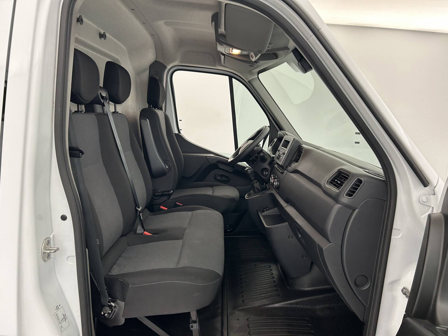 Vente en ligne Renault Master Fourgon MASTER FGN TRAC F3500 L2H2 BLUE DCI 135 au prix de 25 920 €