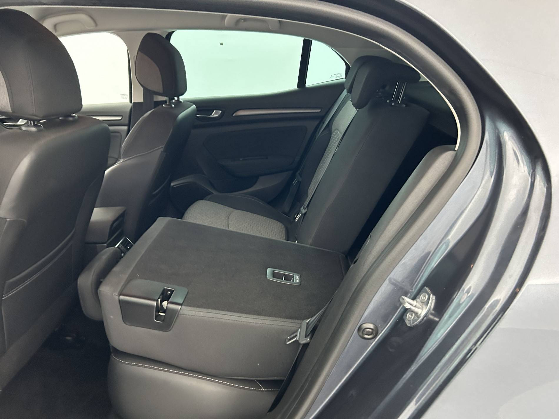 Vente en ligne Renault Megane 4 Mégane IV Berline Blue dCi 115 au prix de 17 500 €