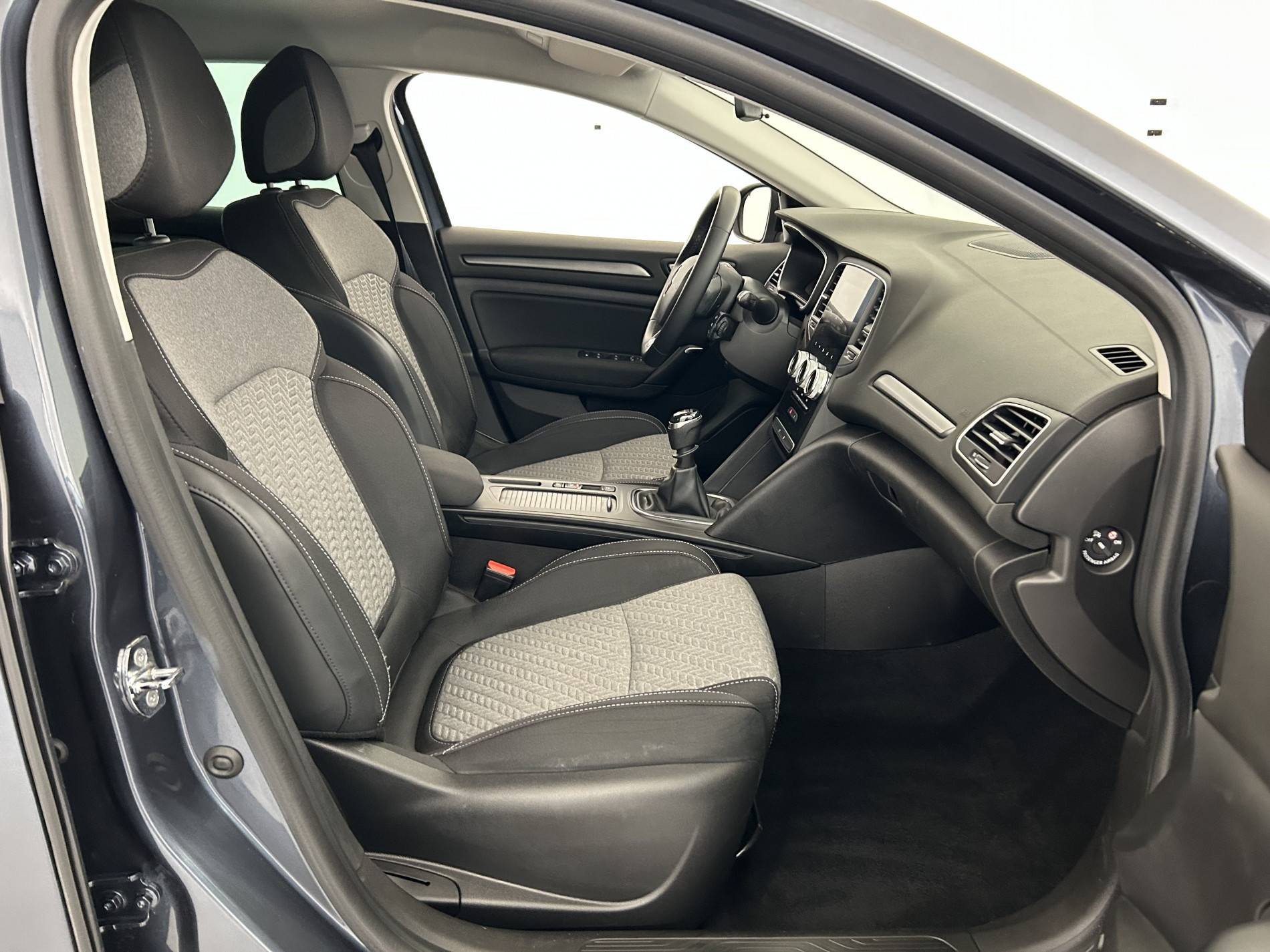 Vente en ligne Renault Megane 4 Mégane IV Berline Blue dCi 115 au prix de 17 500 €