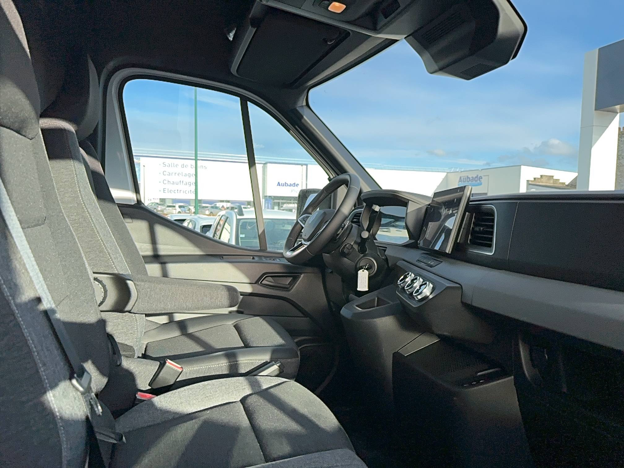 Vente en ligne Renault Master Fourgon MASTER FGN TRAC 3T5 L2H2 BLUE DCI 150 AUTO au prix de 36 990 €