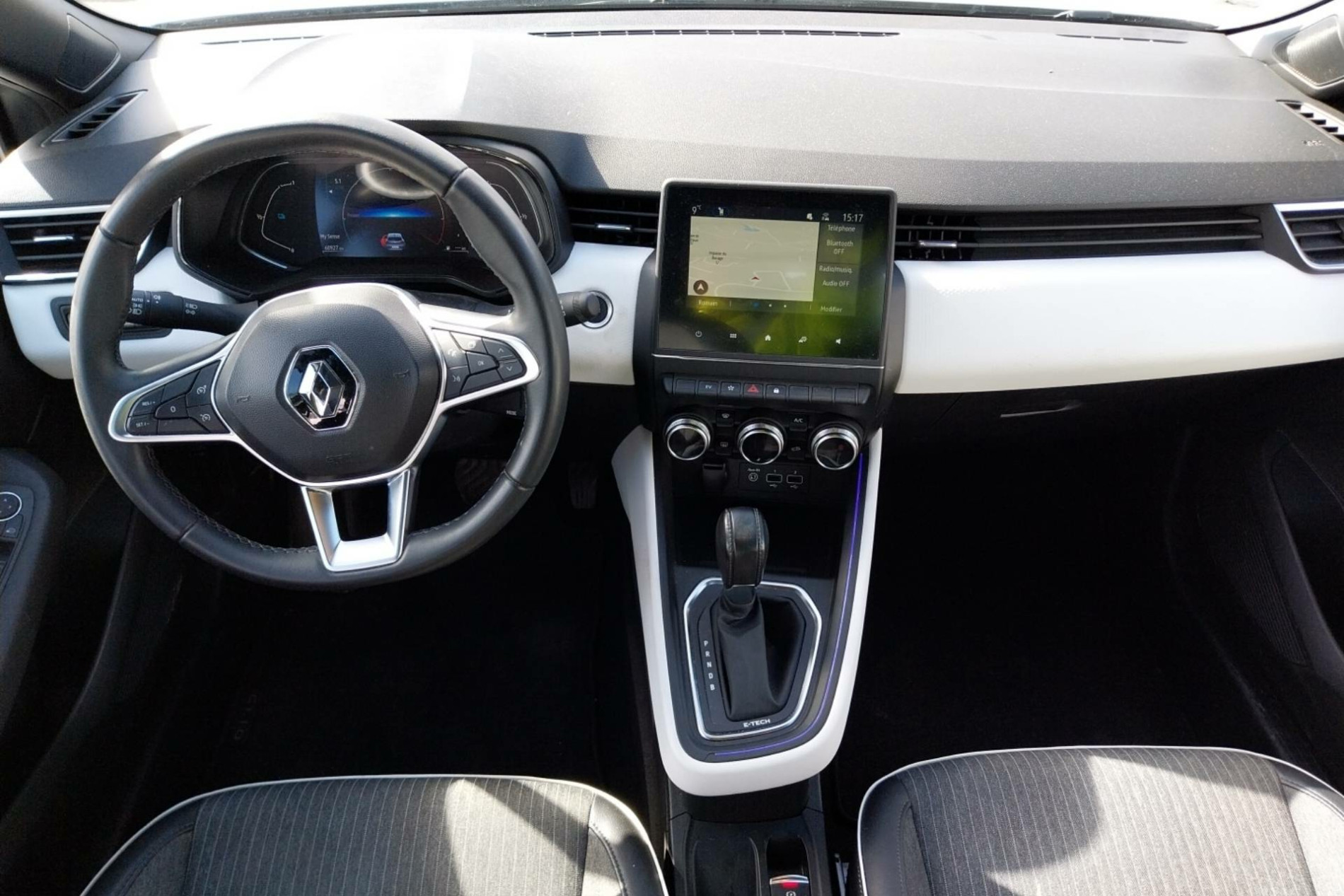 Vente en ligne Renault Clio 5 Clio E-Tech 140 - 21N au prix de 16 500 €