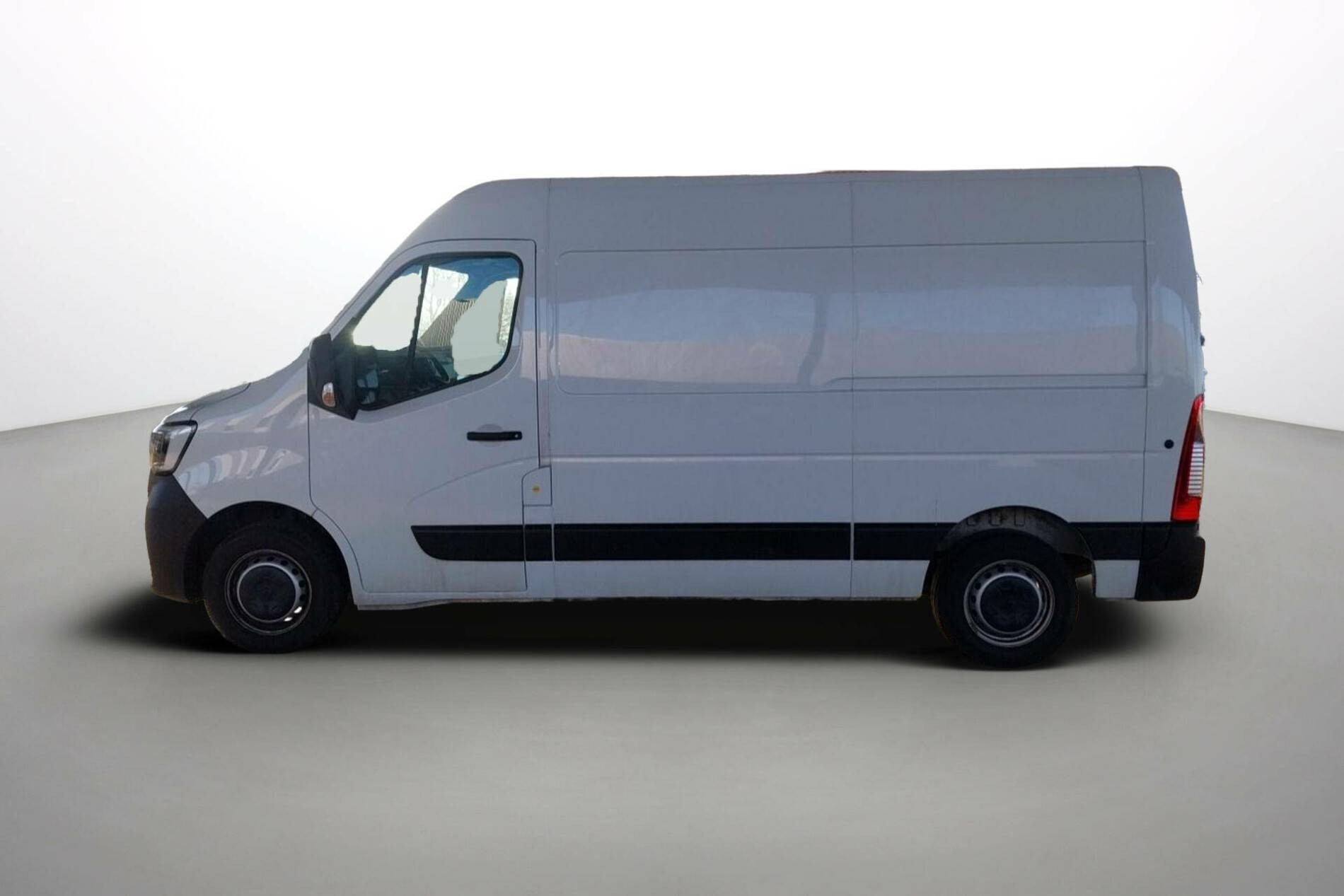 Vente en ligne Renault Master Fourgon MASTER FGN TRAC F3500 L2H2 BLUE DCI 135 au prix de 27 960 €