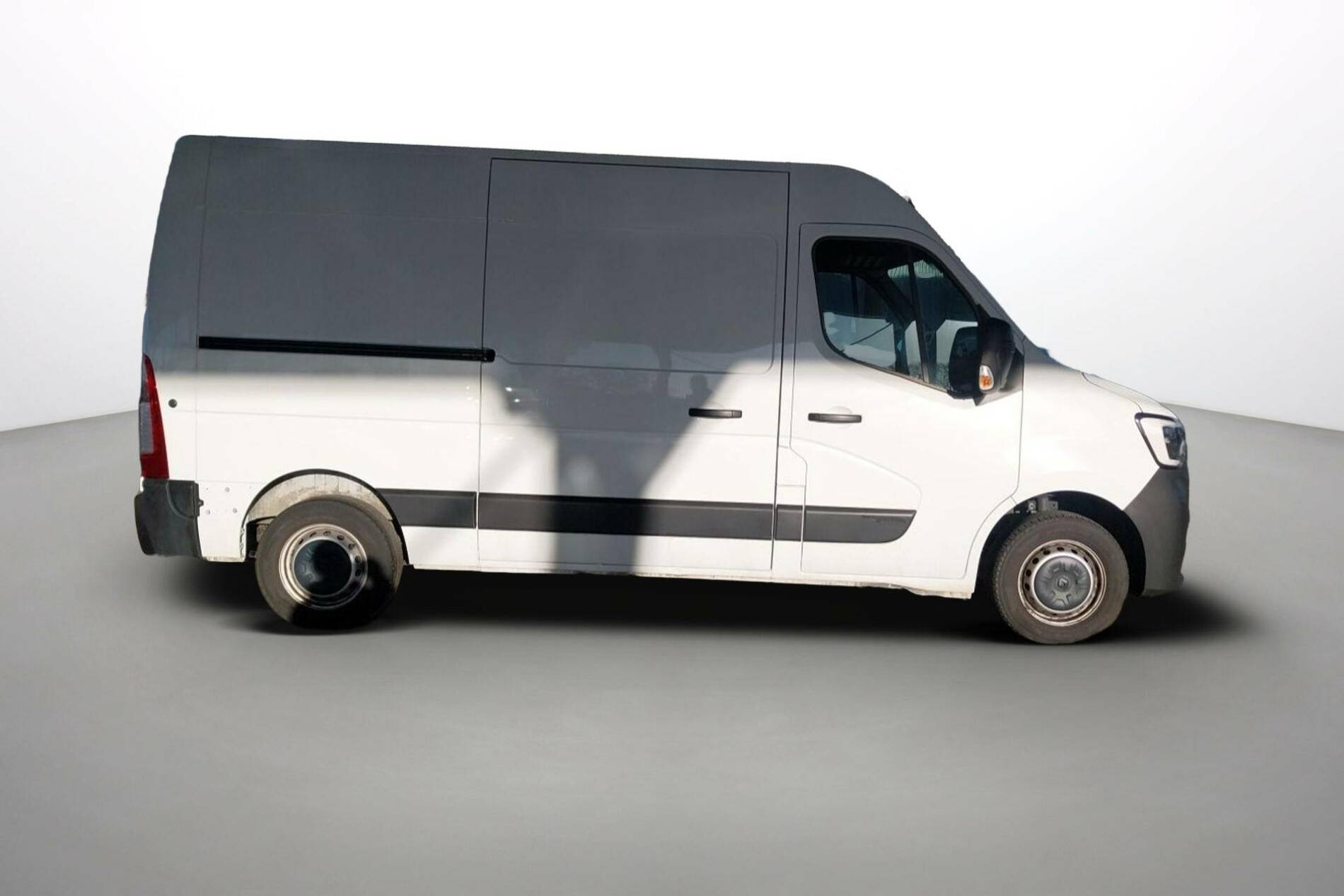 Vente en ligne Renault Master Fourgon MASTER FGN TRAC F3500 L2H2 BLUE DCI 135 au prix de 27 960 €