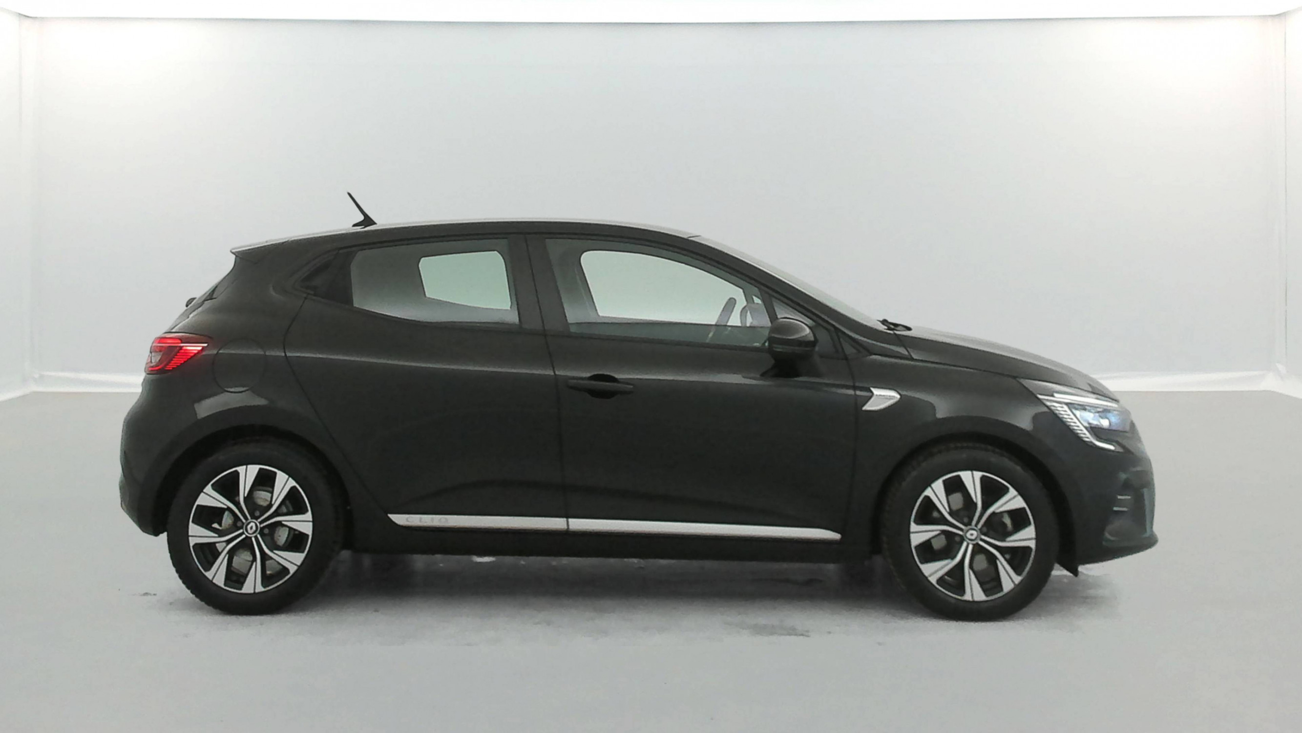 Vente en ligne Renault Clio 5 Clio E-Tech 140 - 21N au prix de 14 370 €