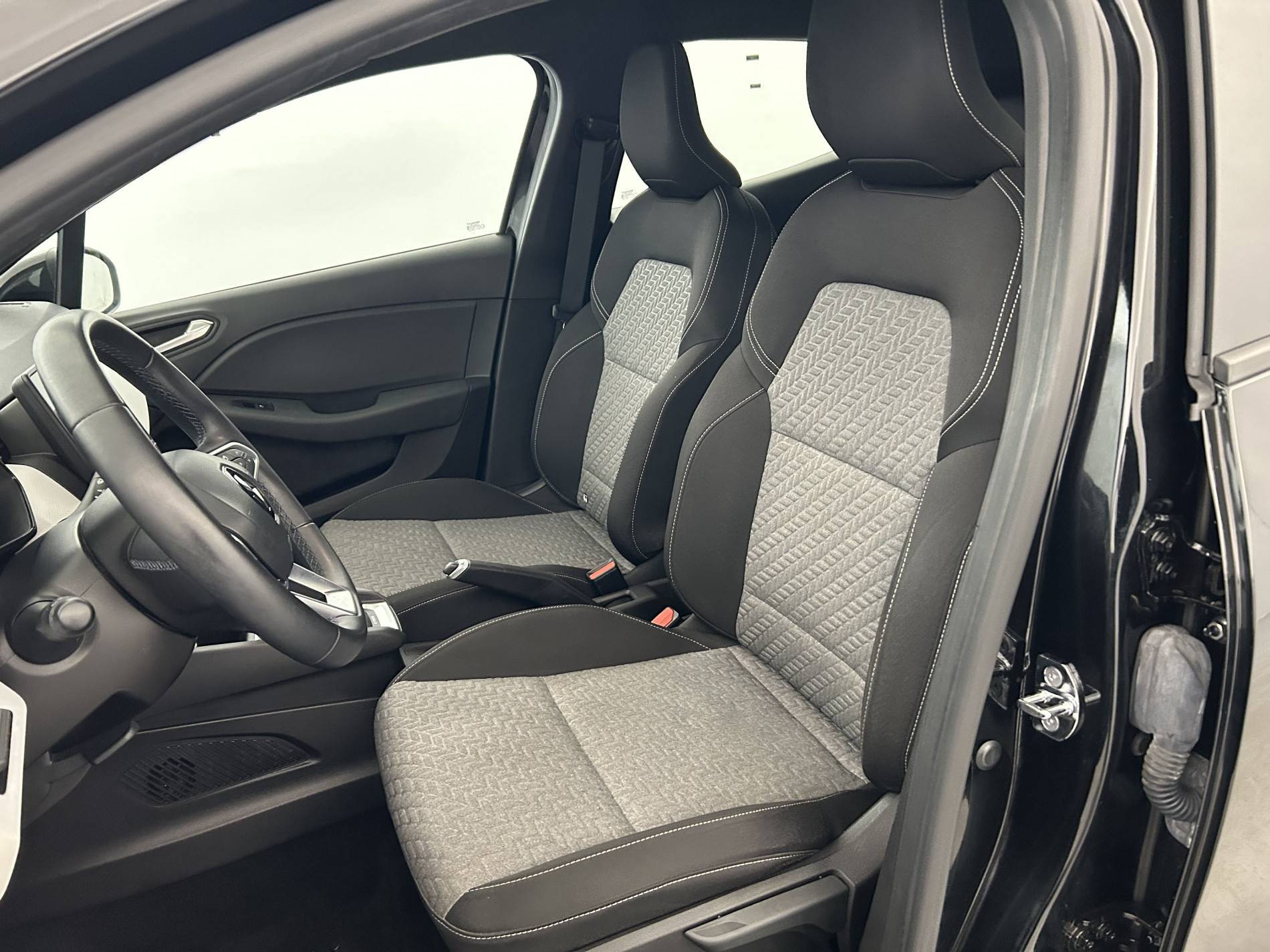 Vente en ligne Renault Clio 5 Clio E-Tech 140 - 21N au prix de 14 370 €