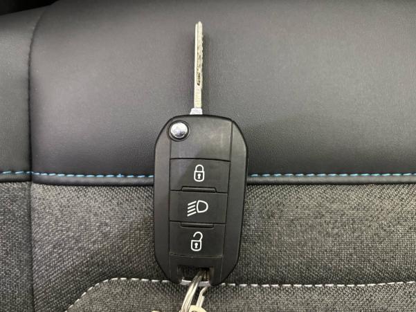 Vente en ligne Citroën C4  BlueHDi 130 S&S EAT8 au prix de 18 990 €