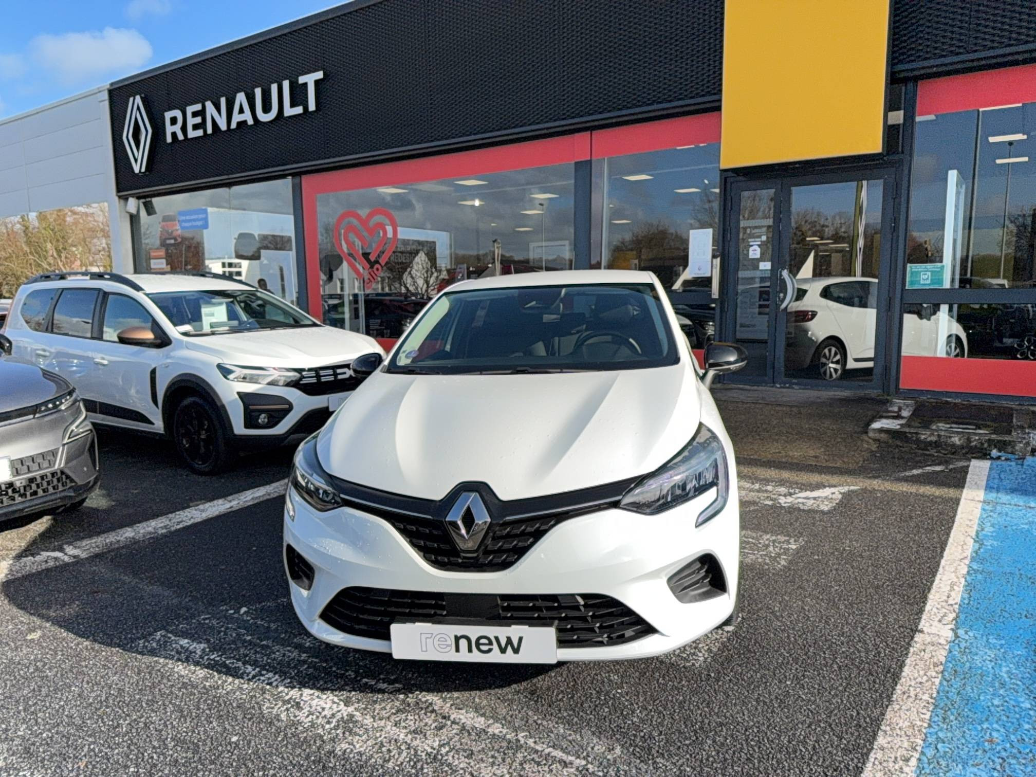 Vente en ligne Renault Clio 5 Clio E-Tech full hybrid 145 au prix de 18 870 €