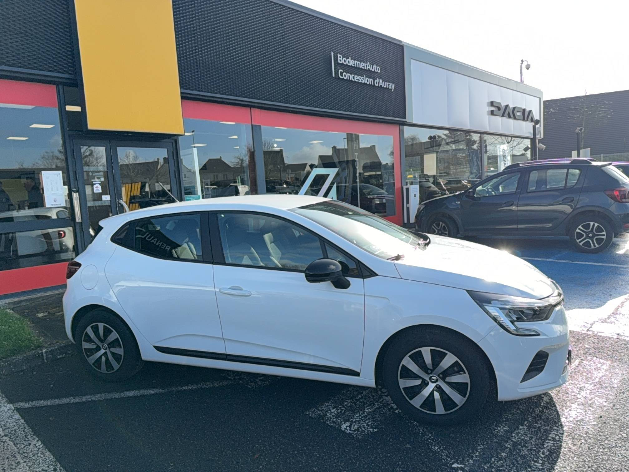 Vente en ligne Renault Clio 5 Clio E-Tech full hybrid 145 au prix de 18 870 €